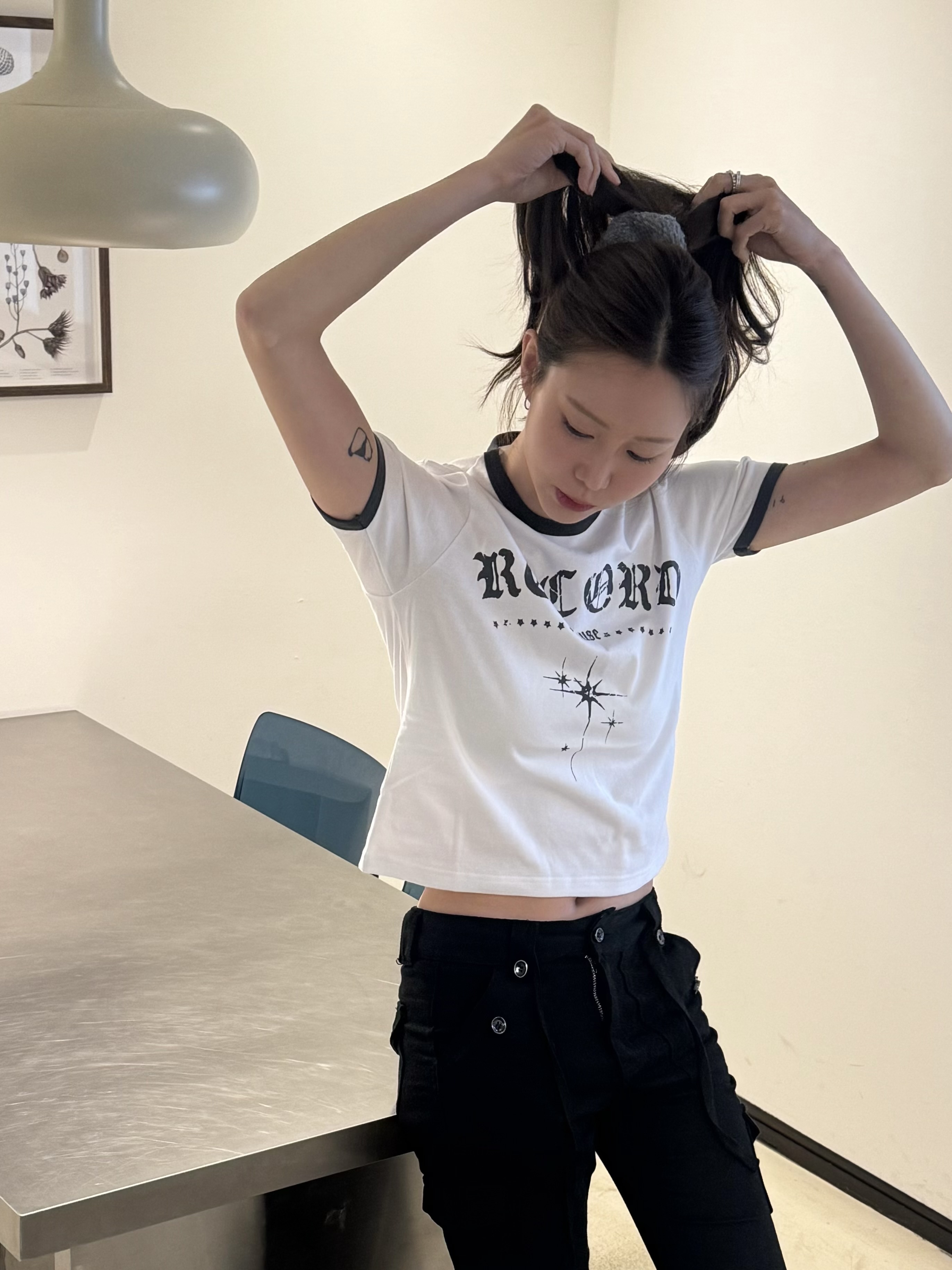 SLOW RECORD HOUSE Unisex RECORD Ringer Tee White 착용 스타일 - 4