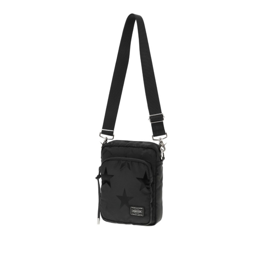 Porter Flag Vertical Shoulder Bag Black 착용 스타일 - 3
