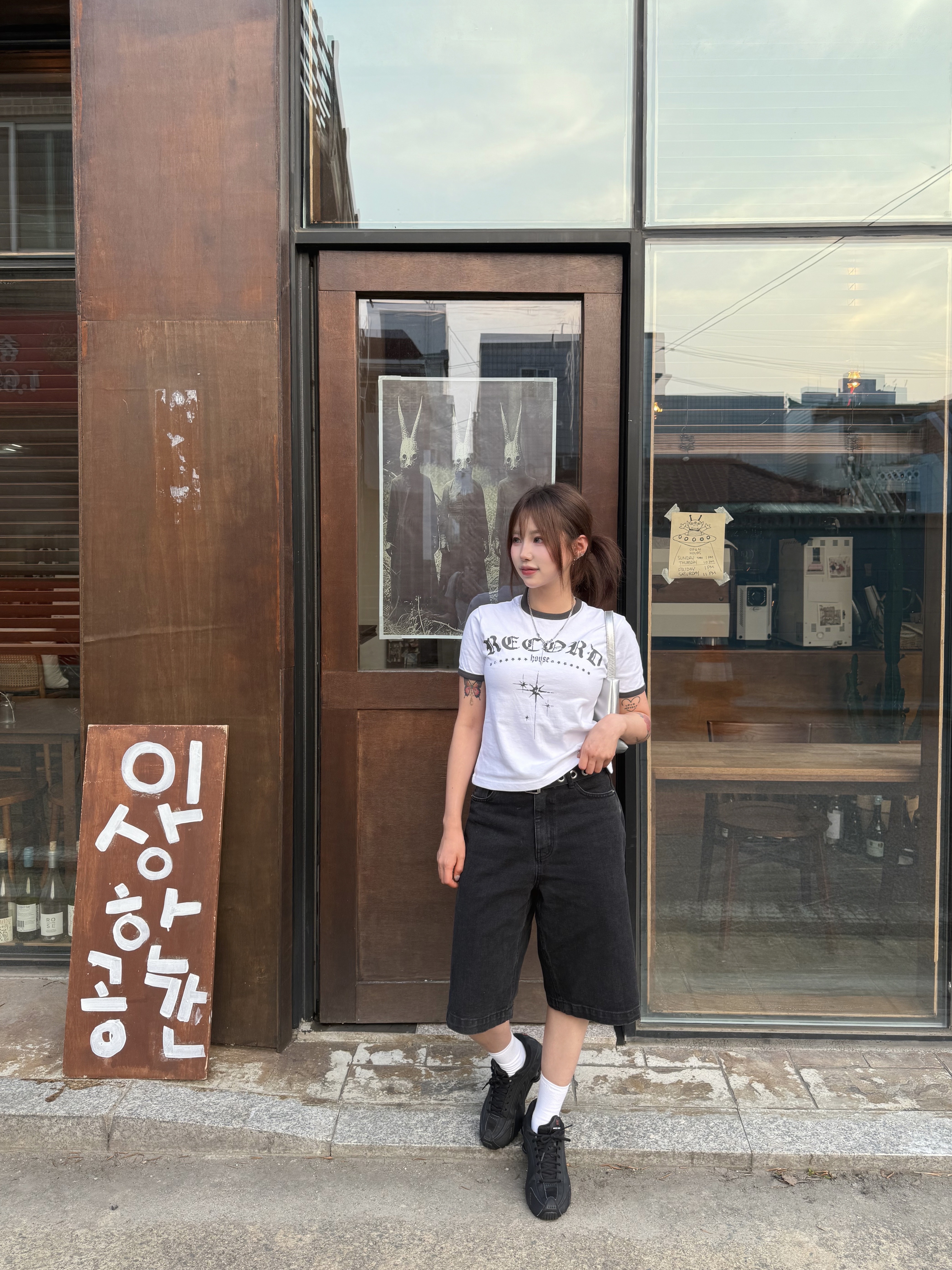 SLOW RECORD HOUSE Unisex RECORD Ringer Tee White 착용 스타일 - 1