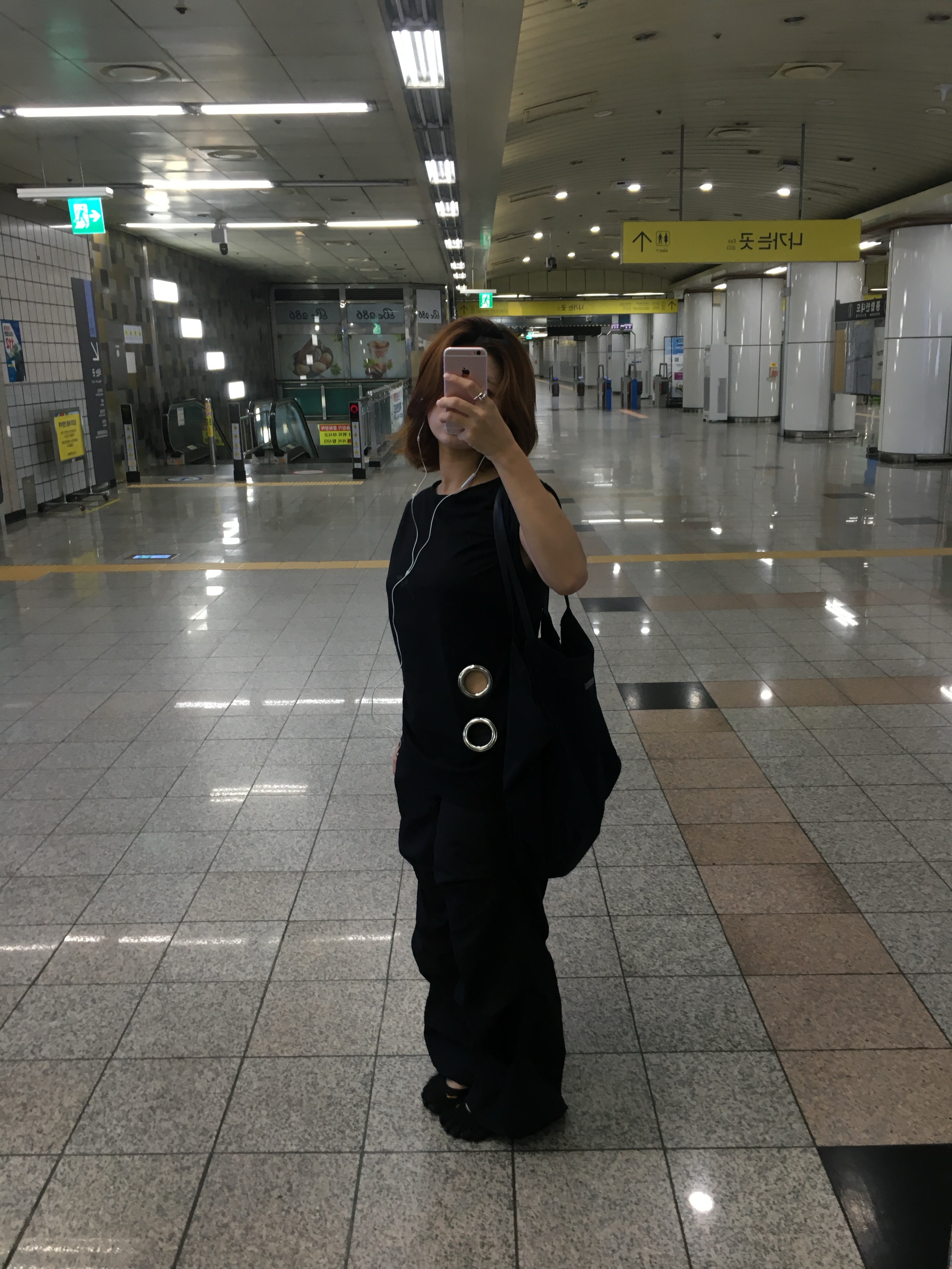 (W) Vibram Fivefingers V-Soul Black, Xlim Synopsis 01 Bag Black 착용 스타일