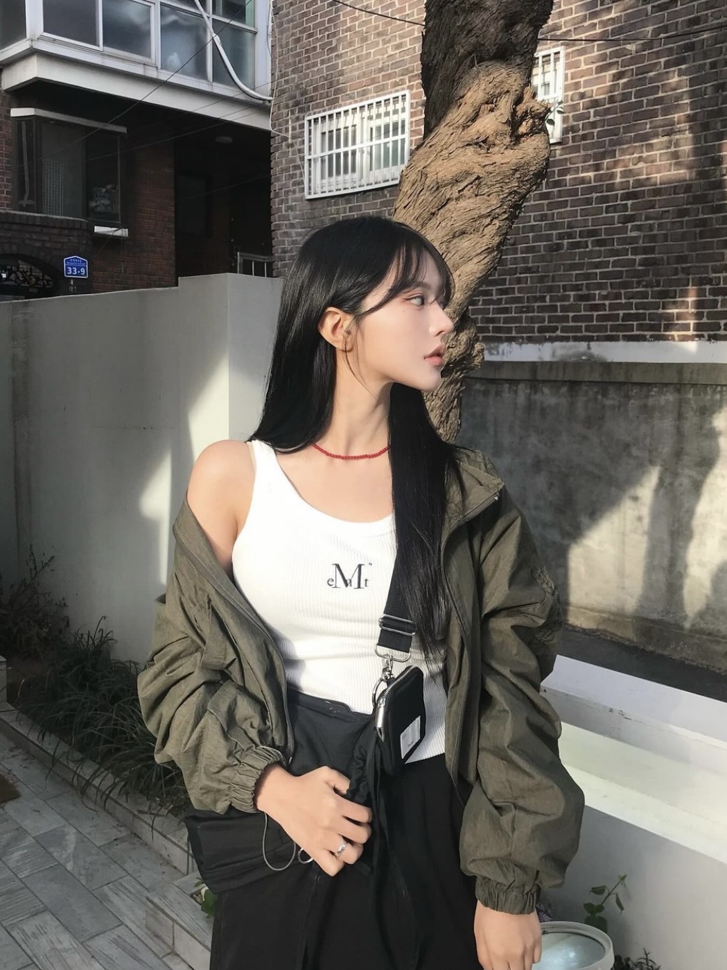 MUCENT Back Detail Signature Sleeveless White 착용 스타일
