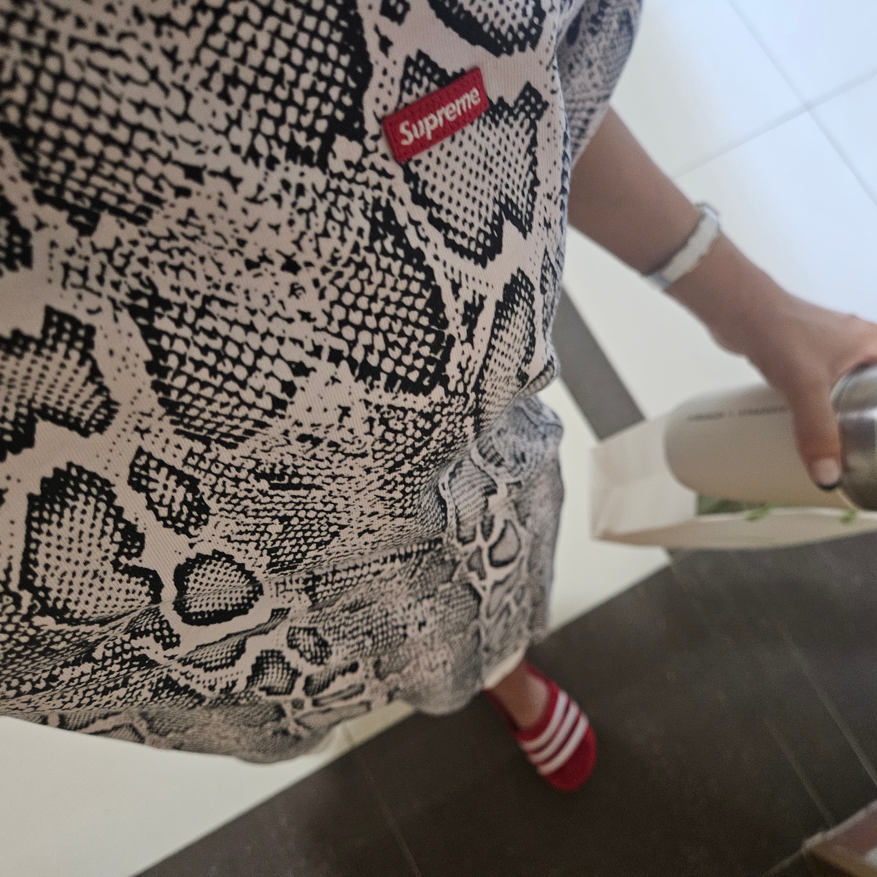 Supreme Small Box T-Shirt Snake - 24SS, Adidas Adimule Slide Red 착용 스타일 - 1
