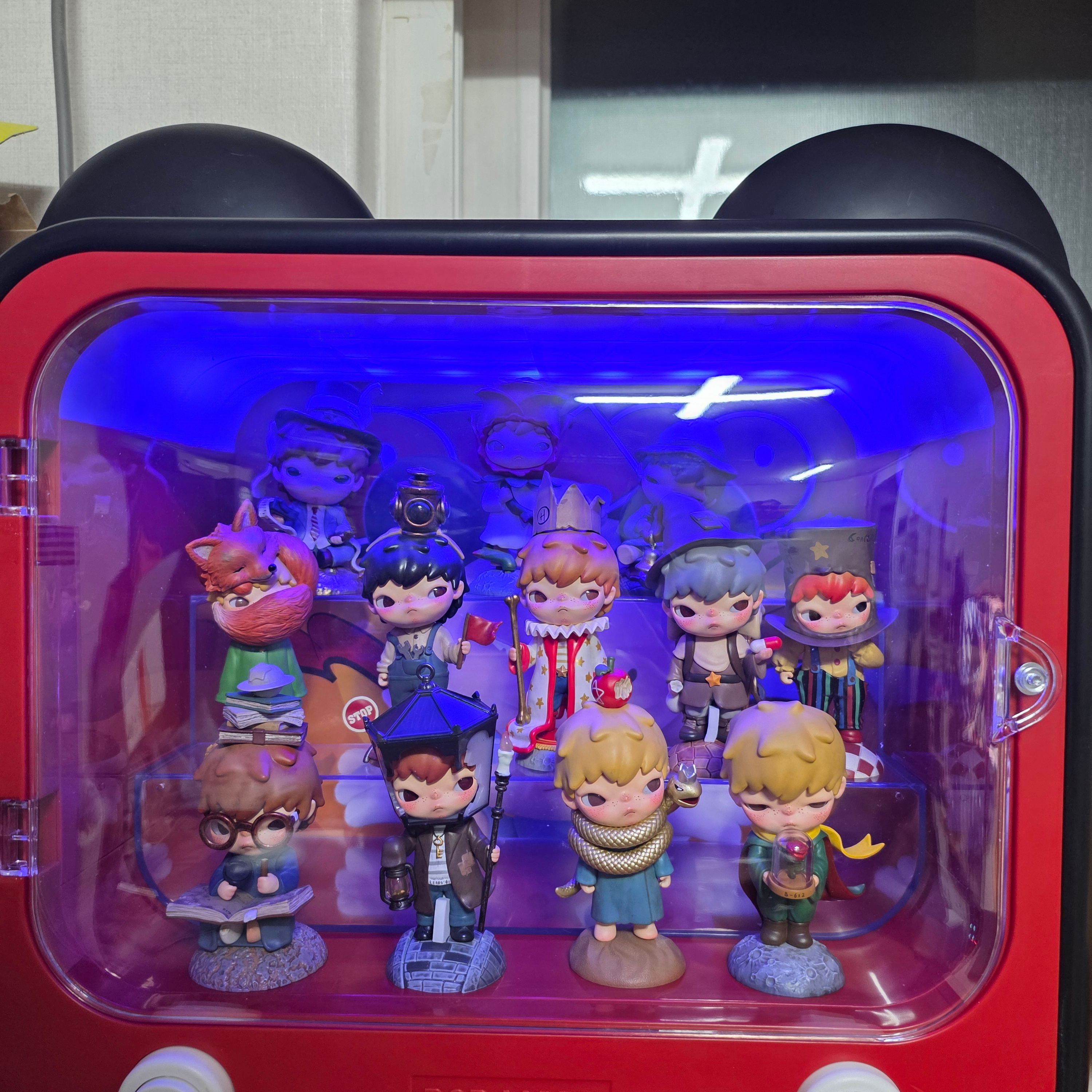 Pop Mart Hirono x Le Petit Prince Sealed Case (12 Blind Boxes) 착용 스타일 - 2