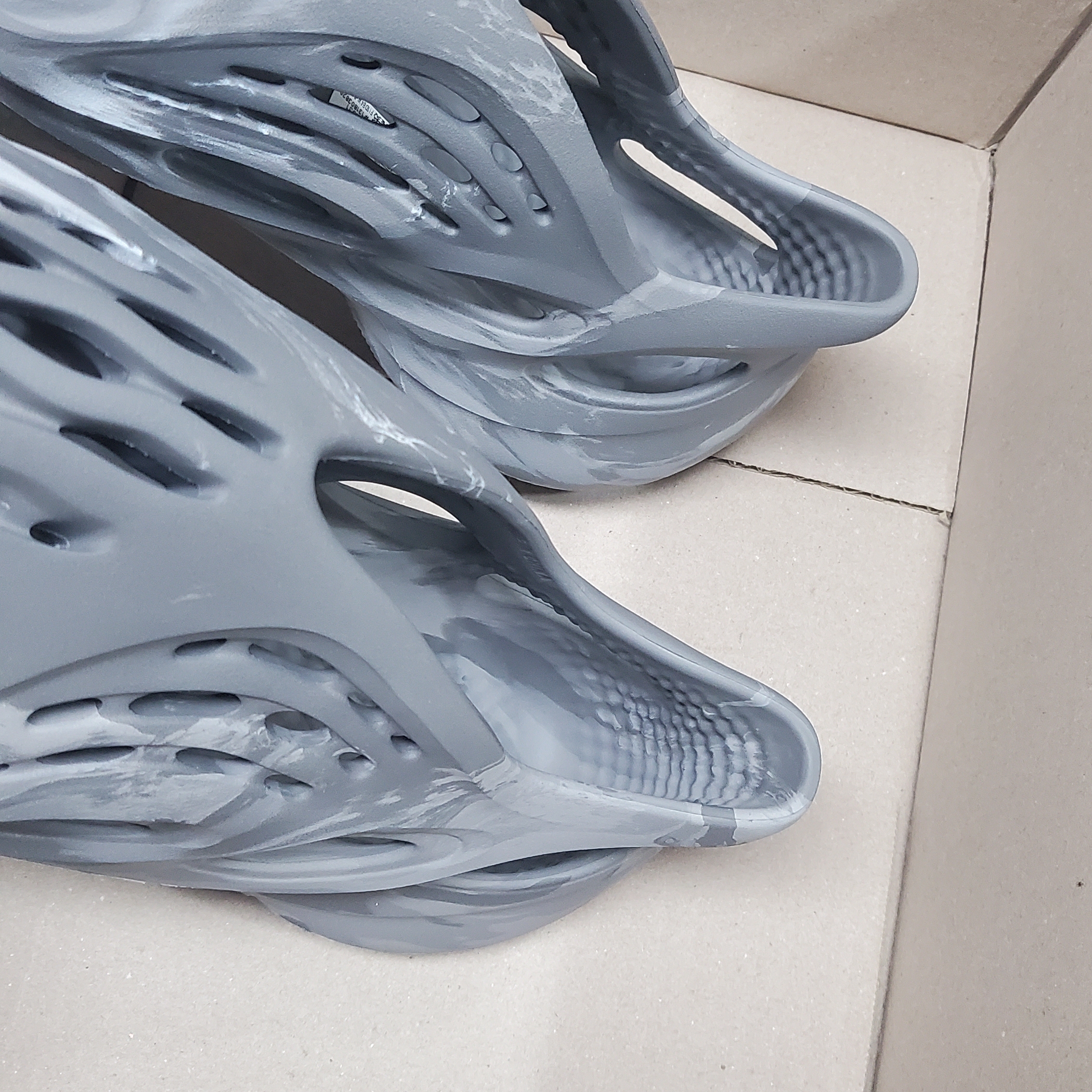 Adidas Yeezy Foam RNNR MX Granite 착용 스타일