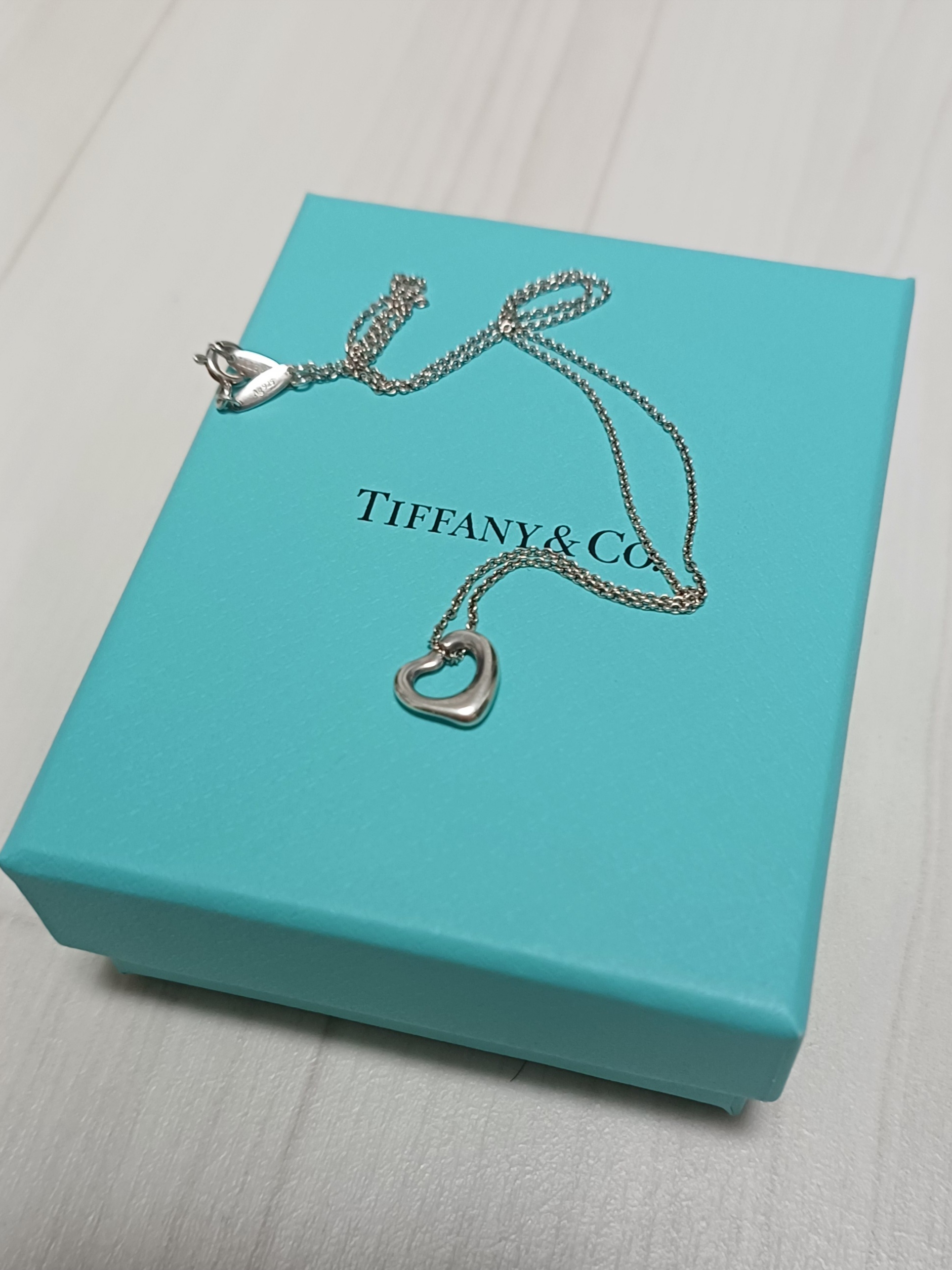 Tiffany & Co. Elsa Peretti Open Heart Pendant 11mm Silver 착용 스타일