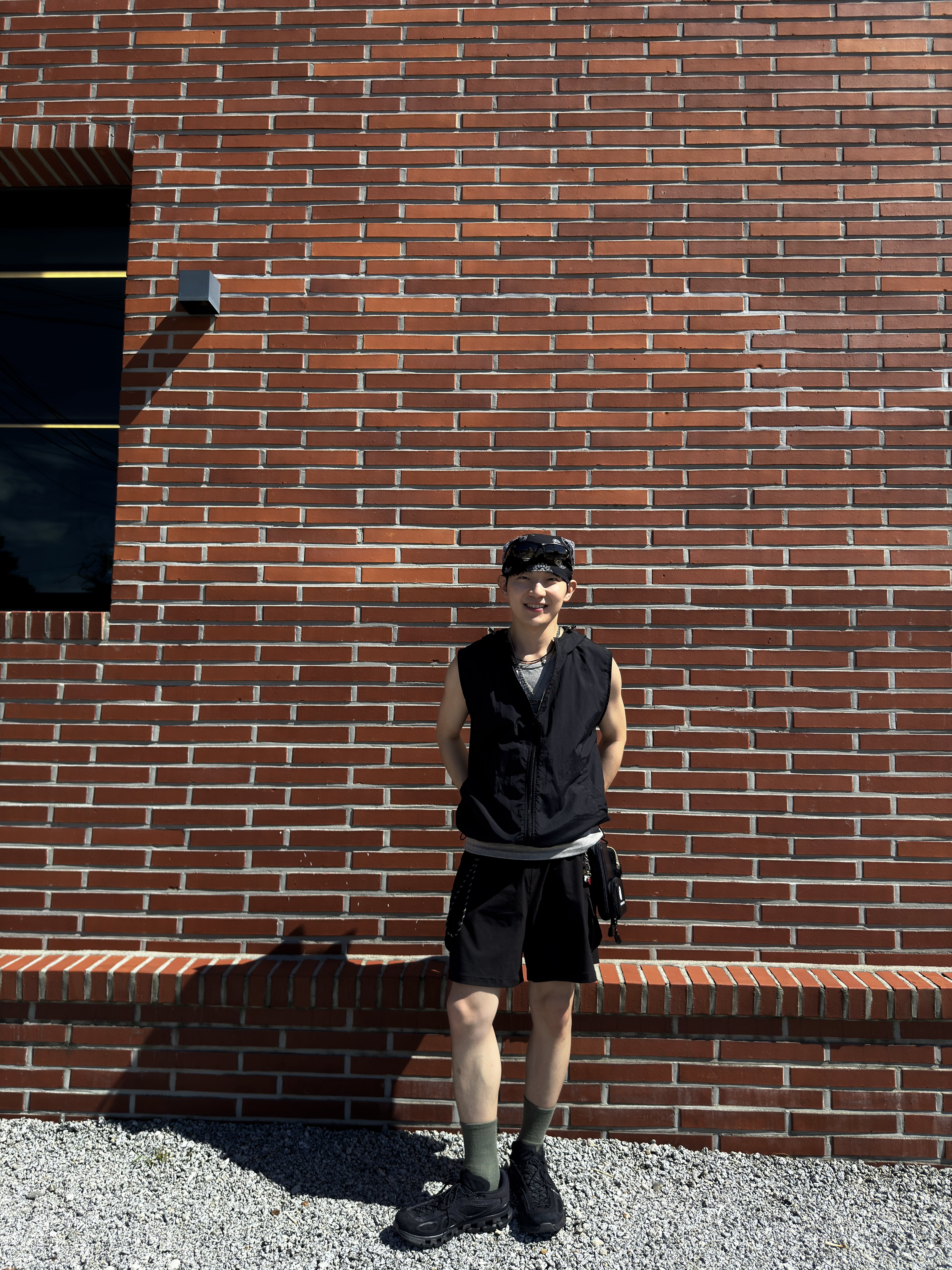 On Running x FKA Twigs Cloud Black, Safarispot Authentic Light Vest Windbreaker - Black 착용 스타일 - 1
