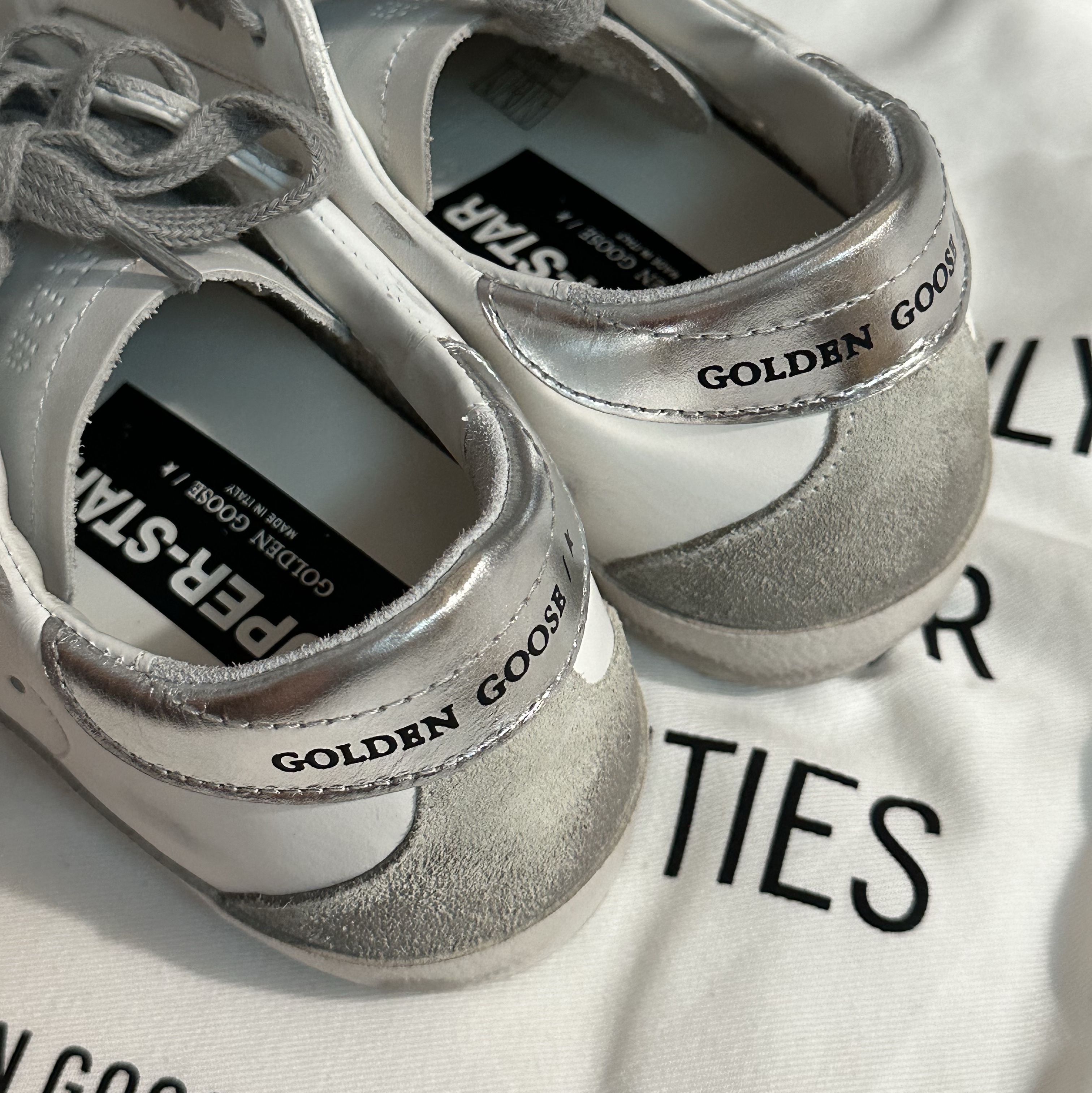 (W) Golden Goose Superstar White Silver Heel Tab Sneakers 착용 스타일 - 1