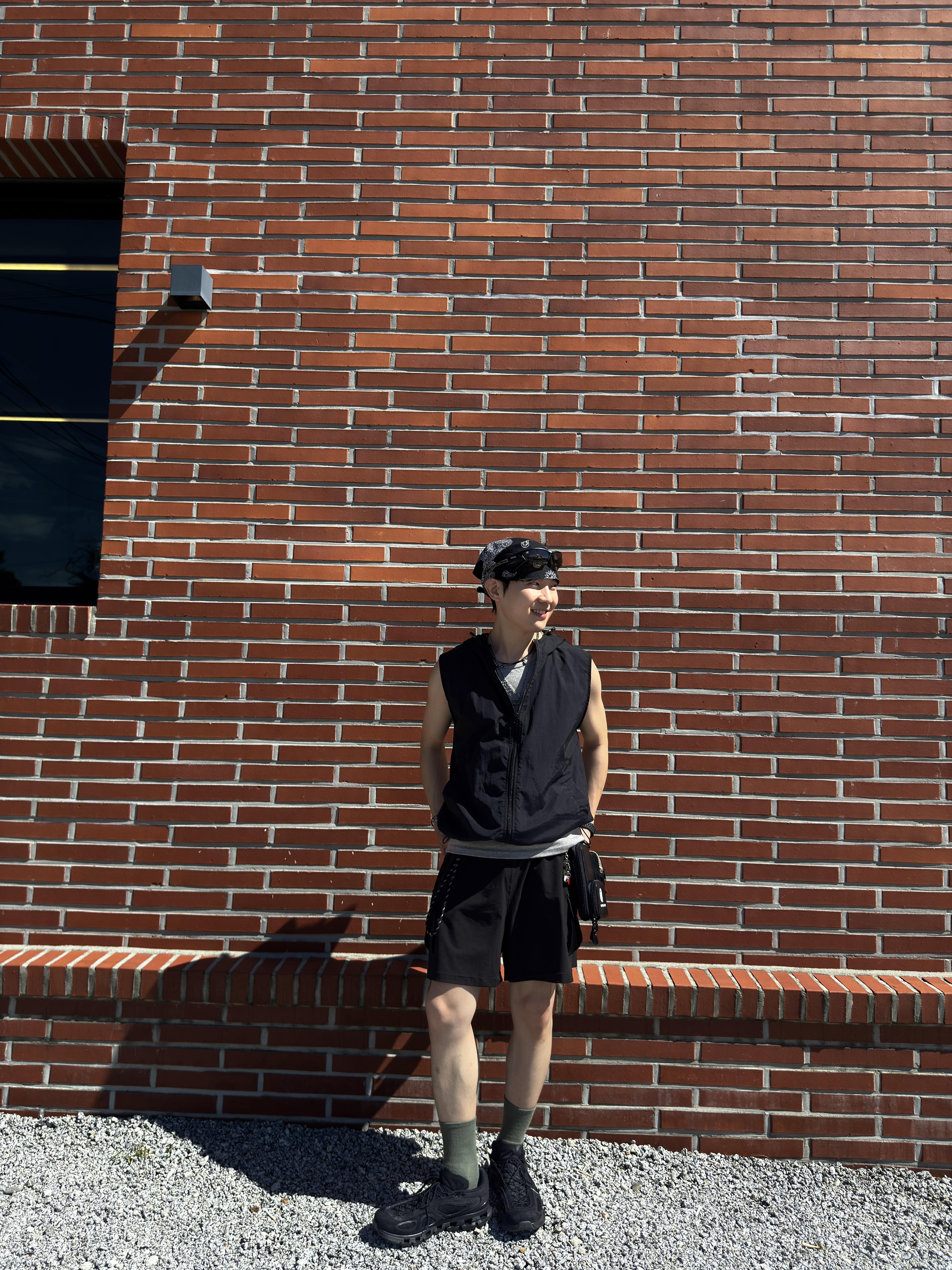 On Running x FKA Twigs Cloud Black, Safarispot Authentic Light Vest Windbreaker - Black 착용 스타일 - 2