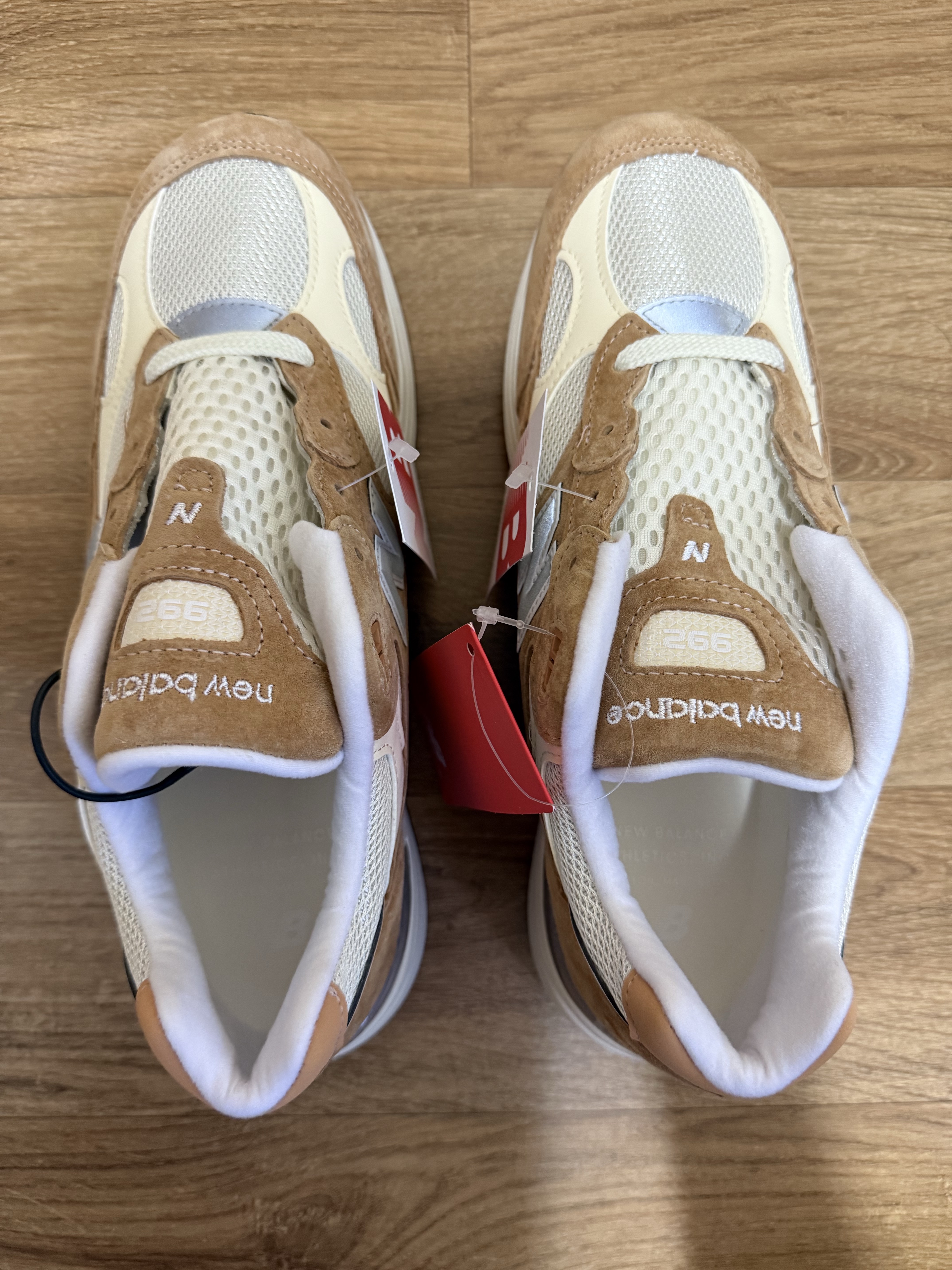 New Balance 992 Made in USA Sweet Caramel Calcium 착용 스타일 - 3