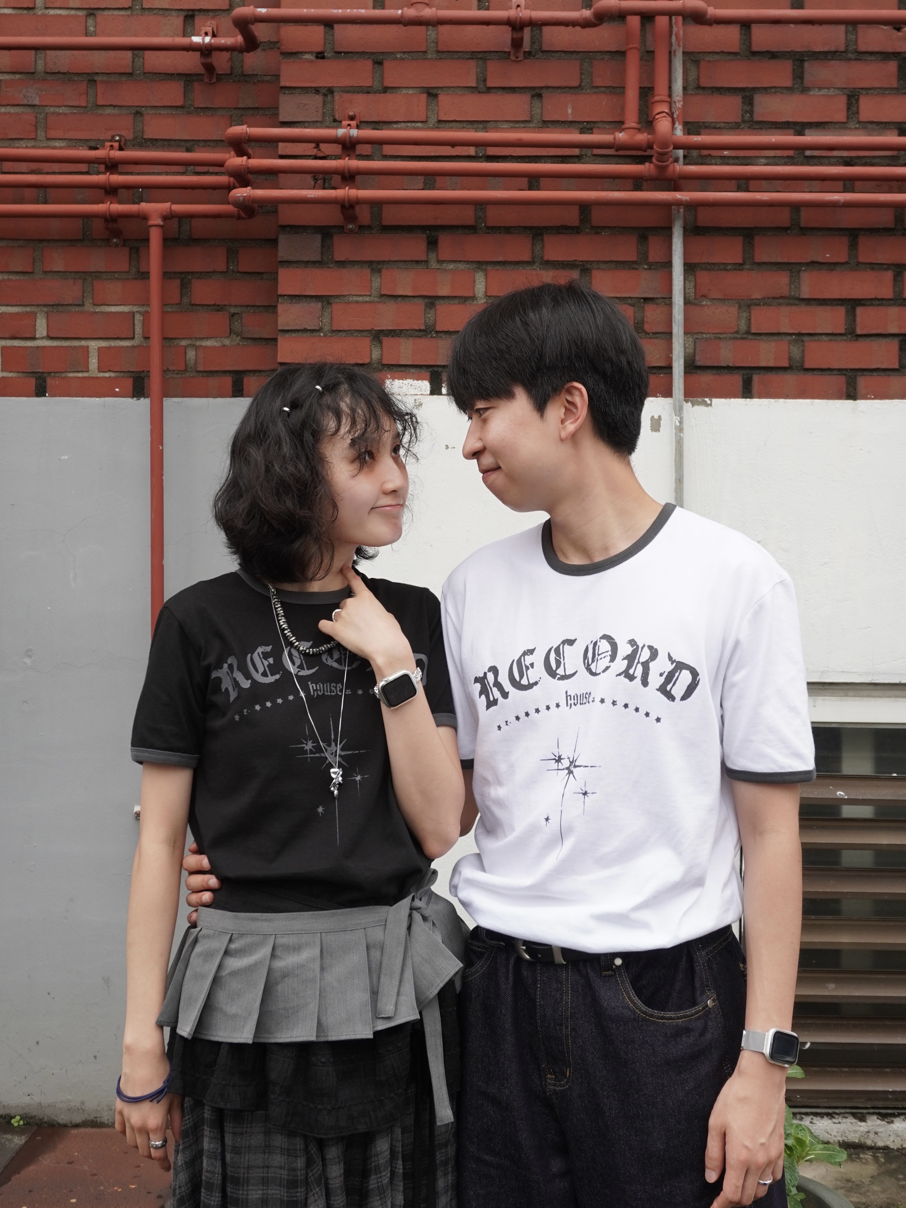 SLOW RECORD HOUSE Unisex RECORD Ringer Tee Black, SLOW RECORD HOUSE Unisex RECORD Ringer Tee White 착용 스타일 - 9