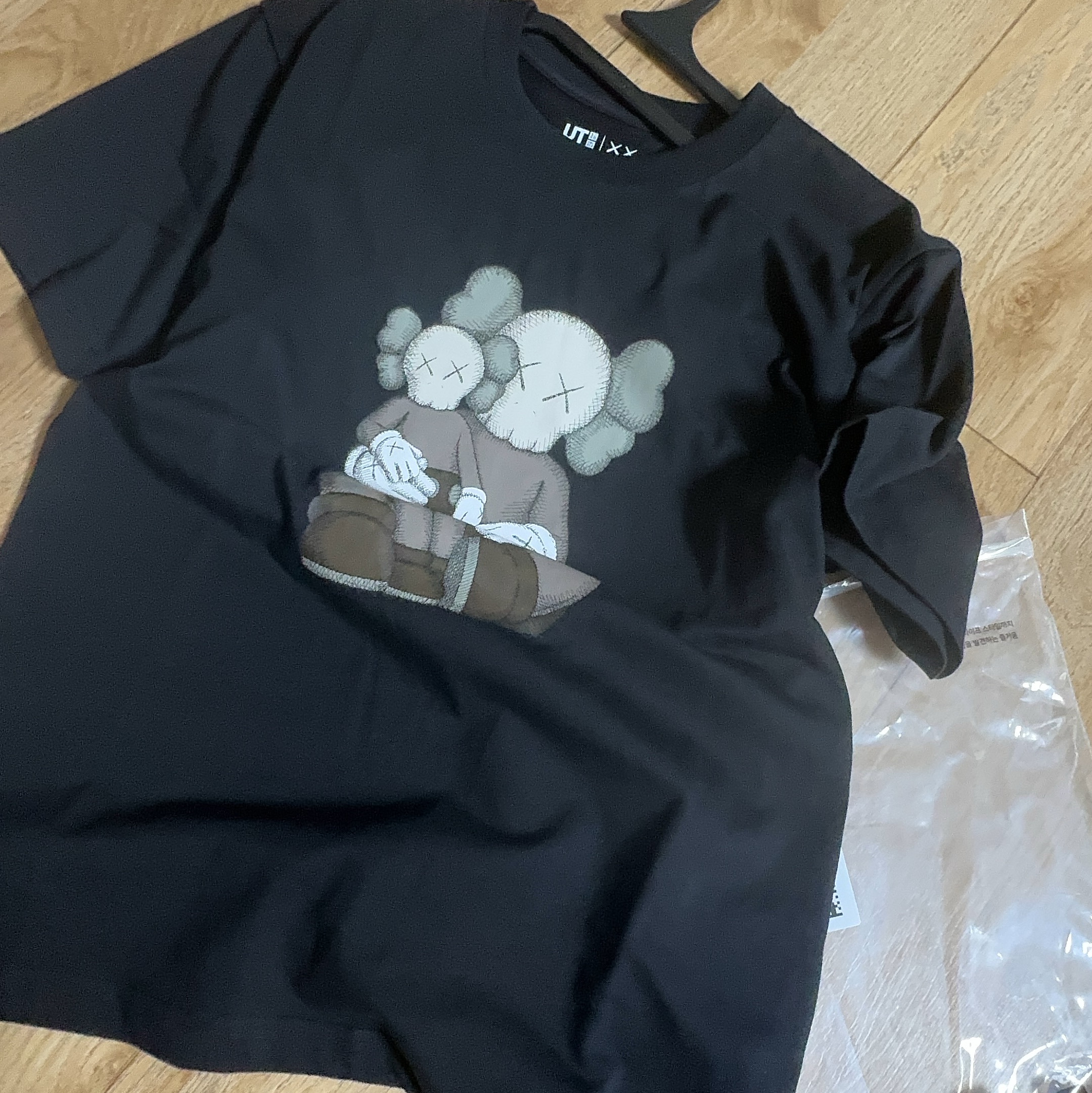 Uniqlo UT x Kaws Short Sleeve Graphic T-Shirt Black 착용 스타일