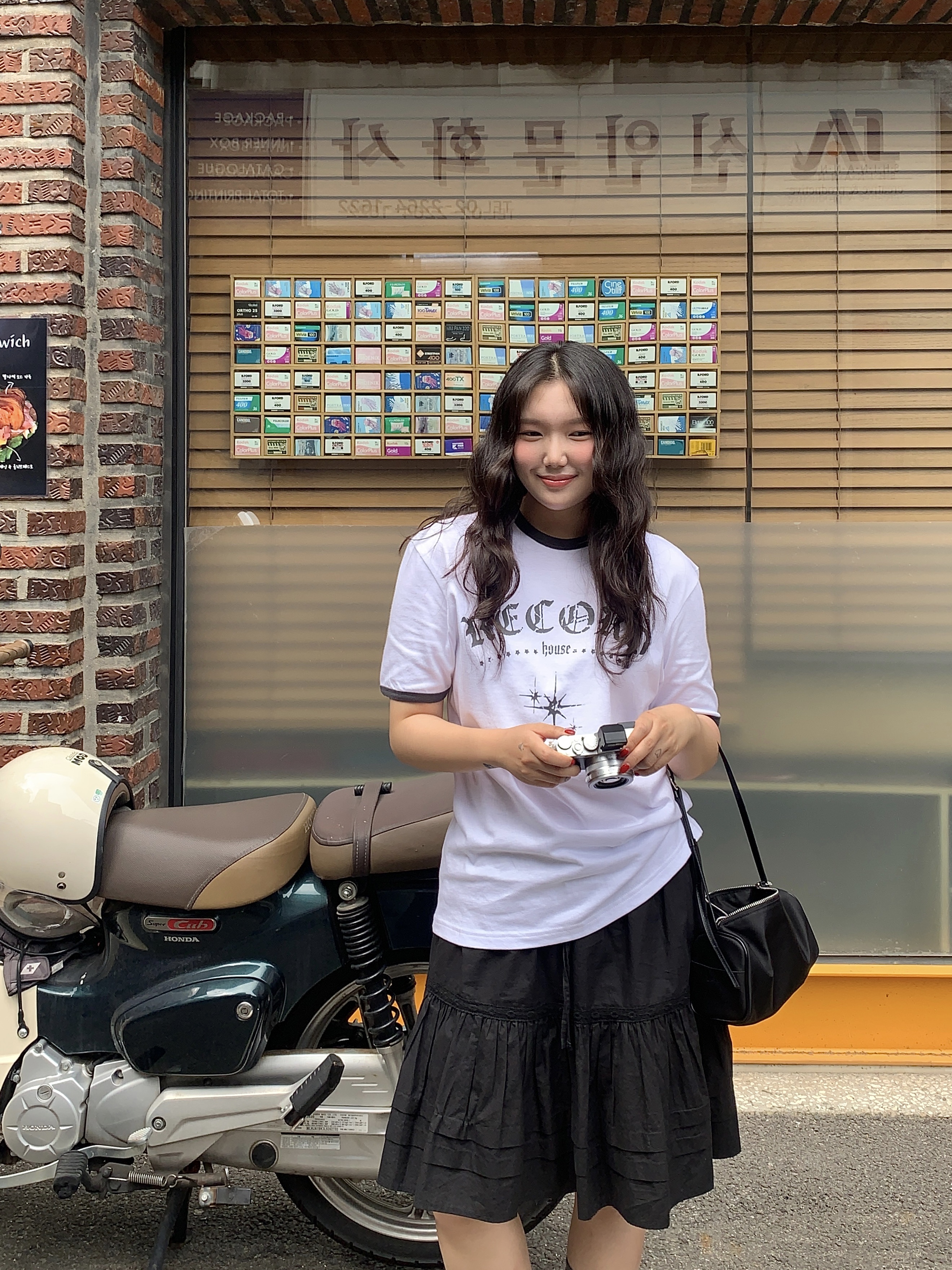 SLOW RECORD HOUSE Unisex RECORD Ringer Tee White 착용 스타일 - 6