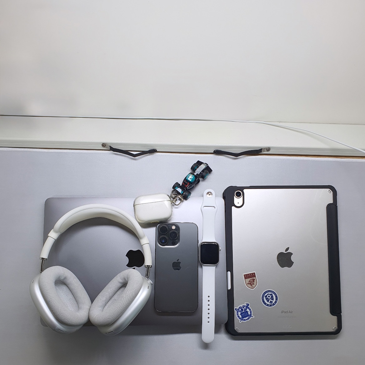 Apple iPad Air 5th Gen Wifi 256GB Starlight (Korean Ver.), Apple Watch SE 2024 40mm GPS Silver Aluminium Case with Sport Band S/M Denim (Korean Ver.) 착용 스타일
