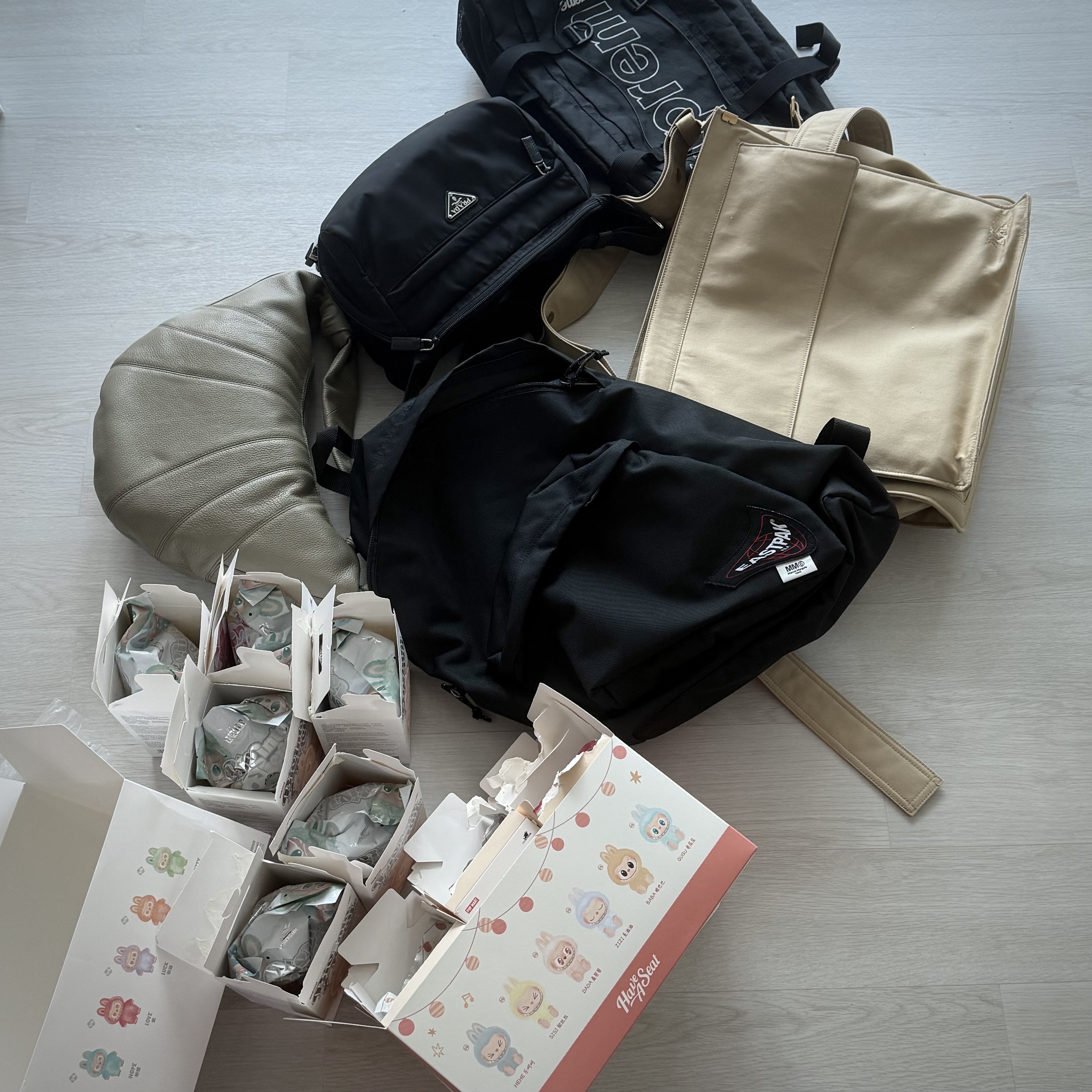 MM6 Maison Margiela x Eastpak Dripping Pak'r Backpack Black, Supreme Backpack Black - 18FW 착용 스타일