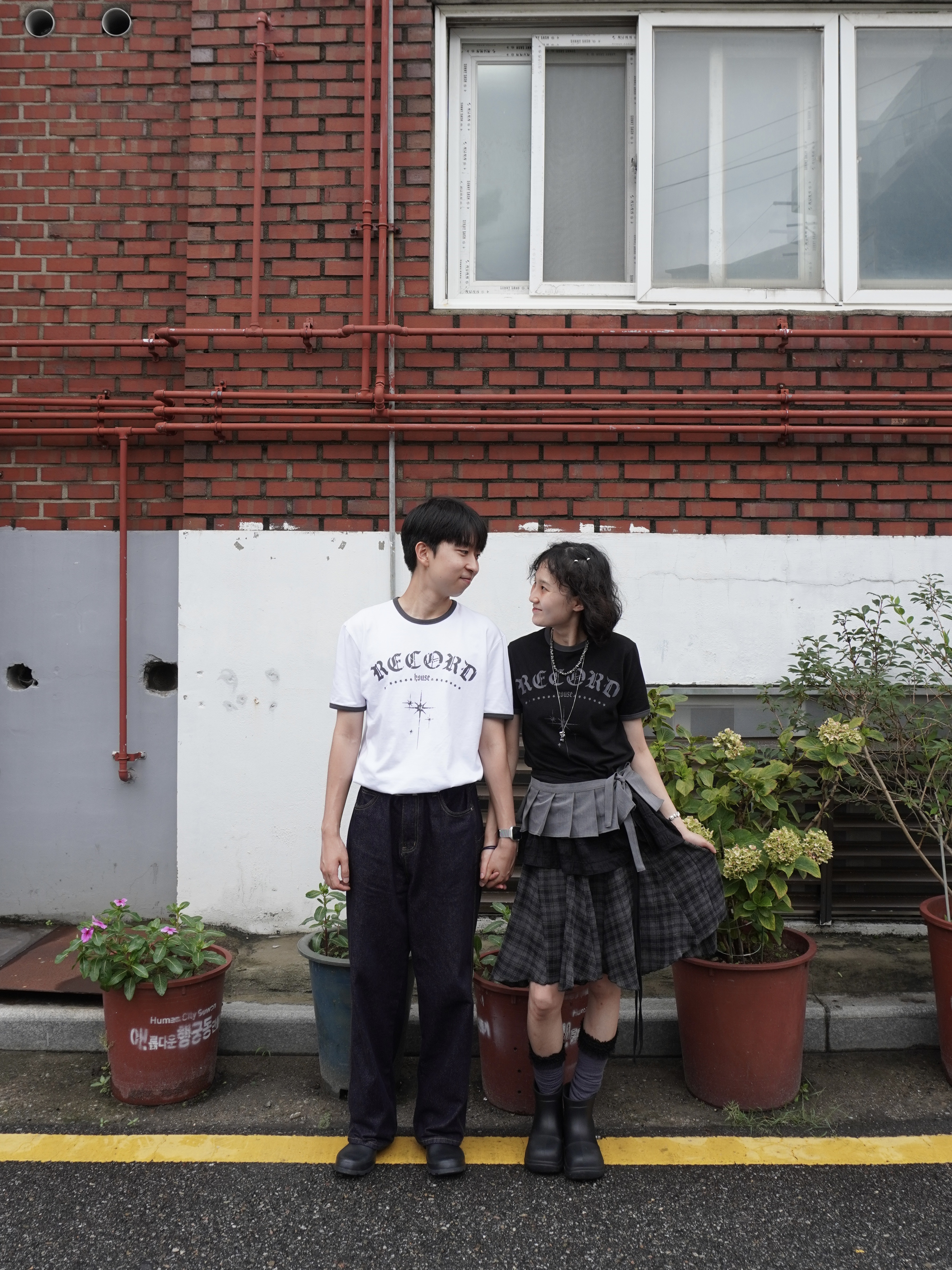 SLOW RECORD HOUSE Unisex RECORD Ringer Tee Black, SLOW RECORD HOUSE Unisex RECORD Ringer Tee White 착용 스타일 - 5