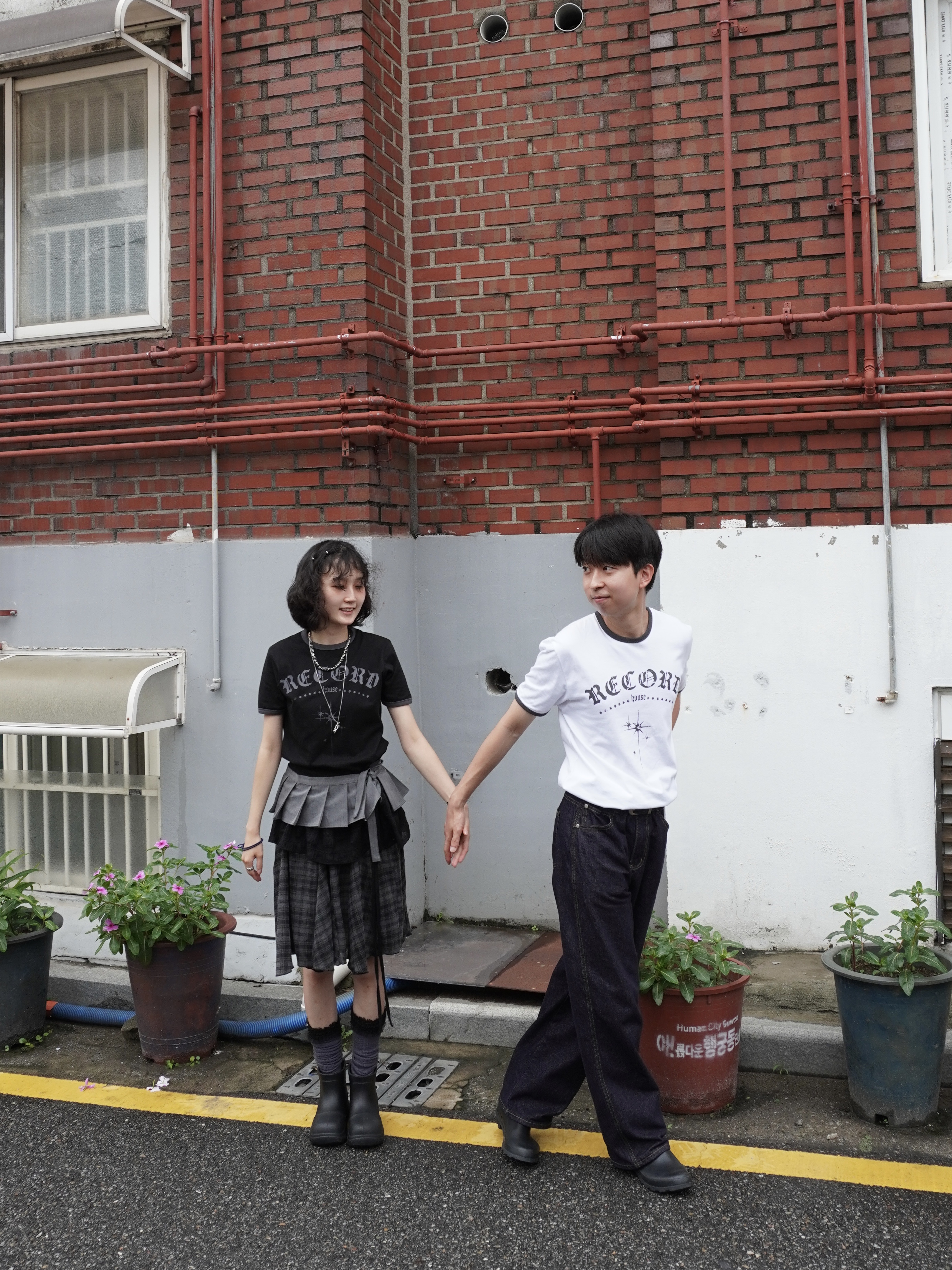 SLOW RECORD HOUSE Unisex RECORD Ringer Tee Black, SLOW RECORD HOUSE Unisex RECORD Ringer Tee White 착용 스타일 - 2