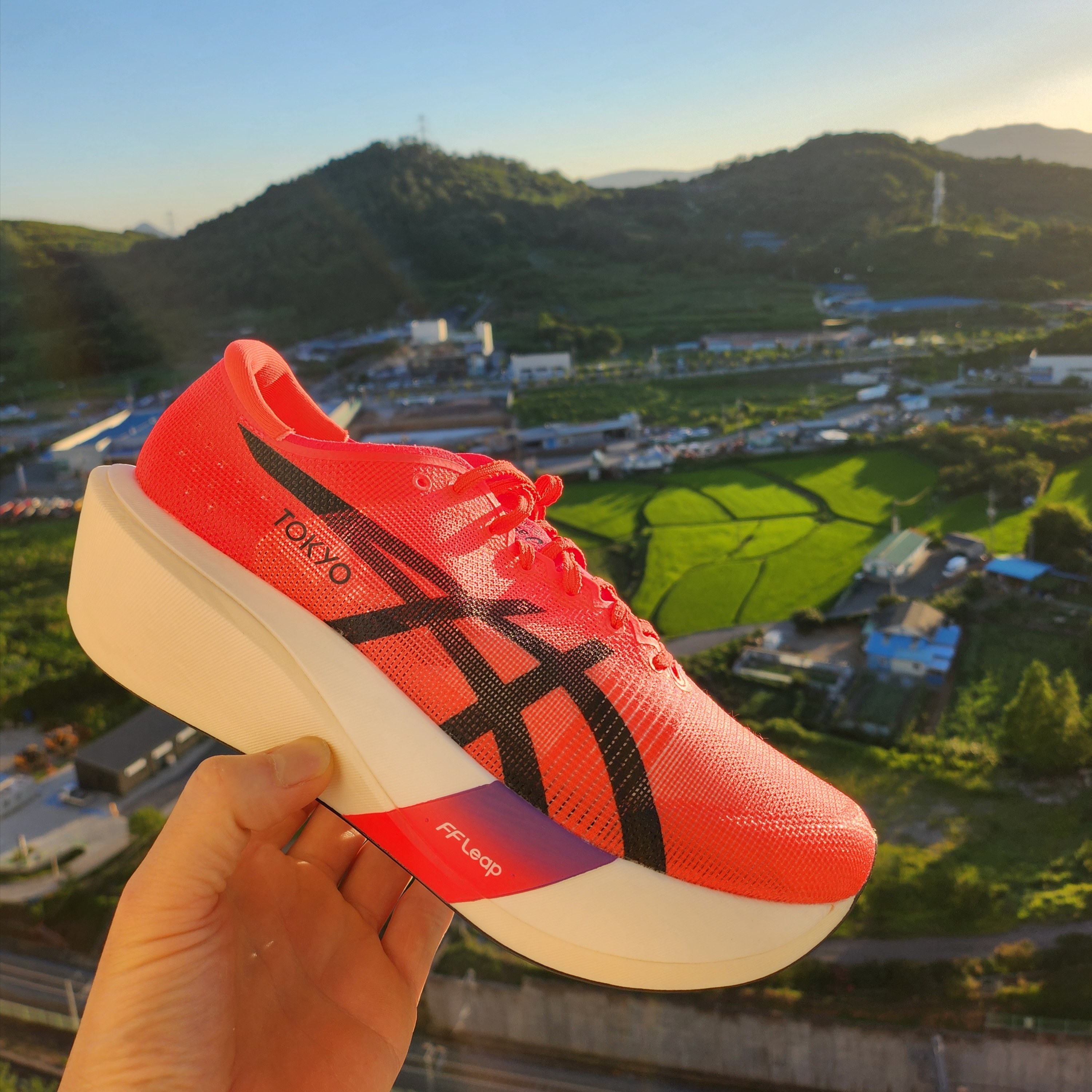 Asics Metaspeed Edge Tokyo Flash Red Black 착용 스타일 - 1