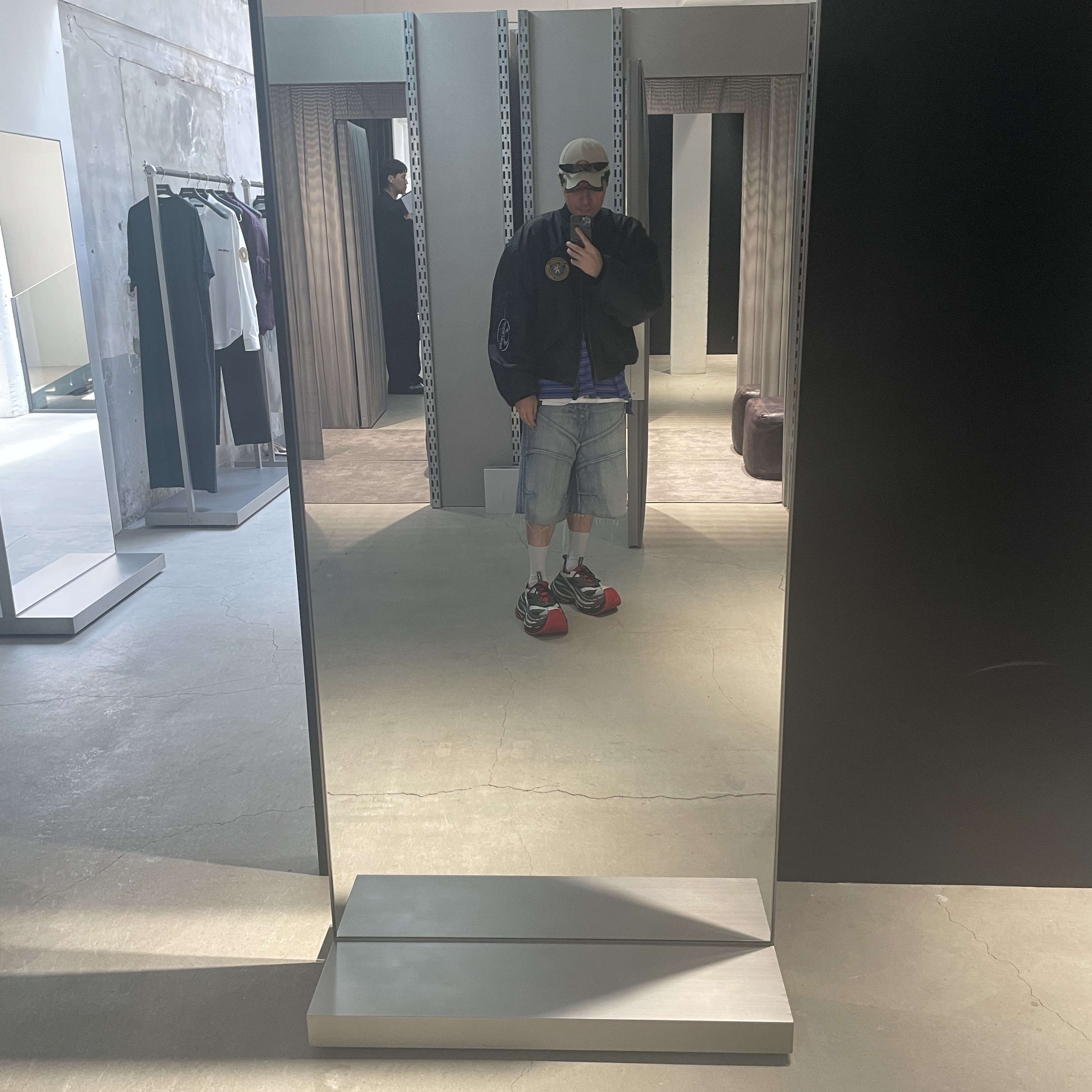 Balenciaga Platform Reduced Sneakers Black Grey 착용 스타일 - 3