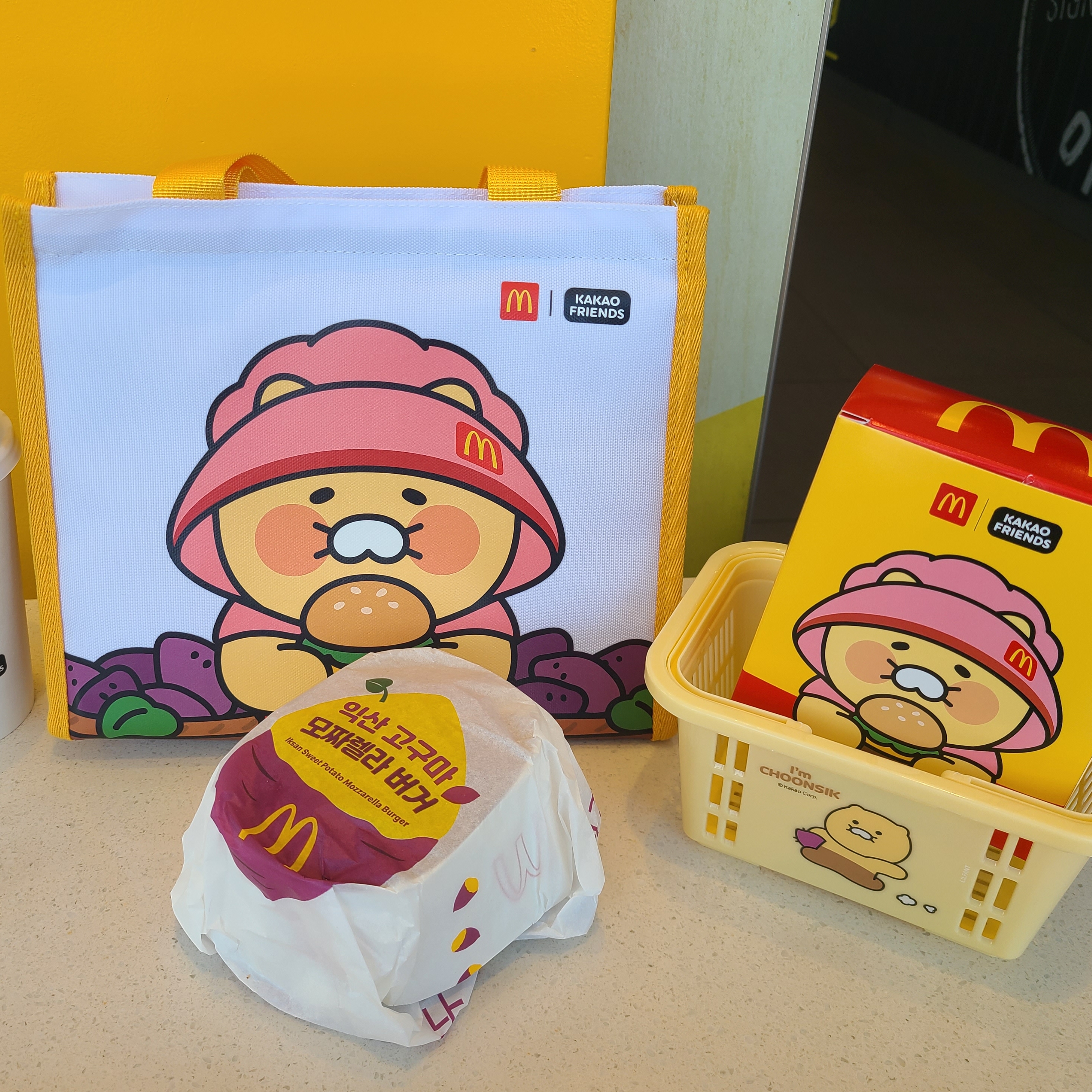 McDonald’s x Kakao Friends Choonsik Cooler Bag, McDonald’s x Kakao Friends Choonsik Granny Choonsik Keyring 착용 스타일 - 2