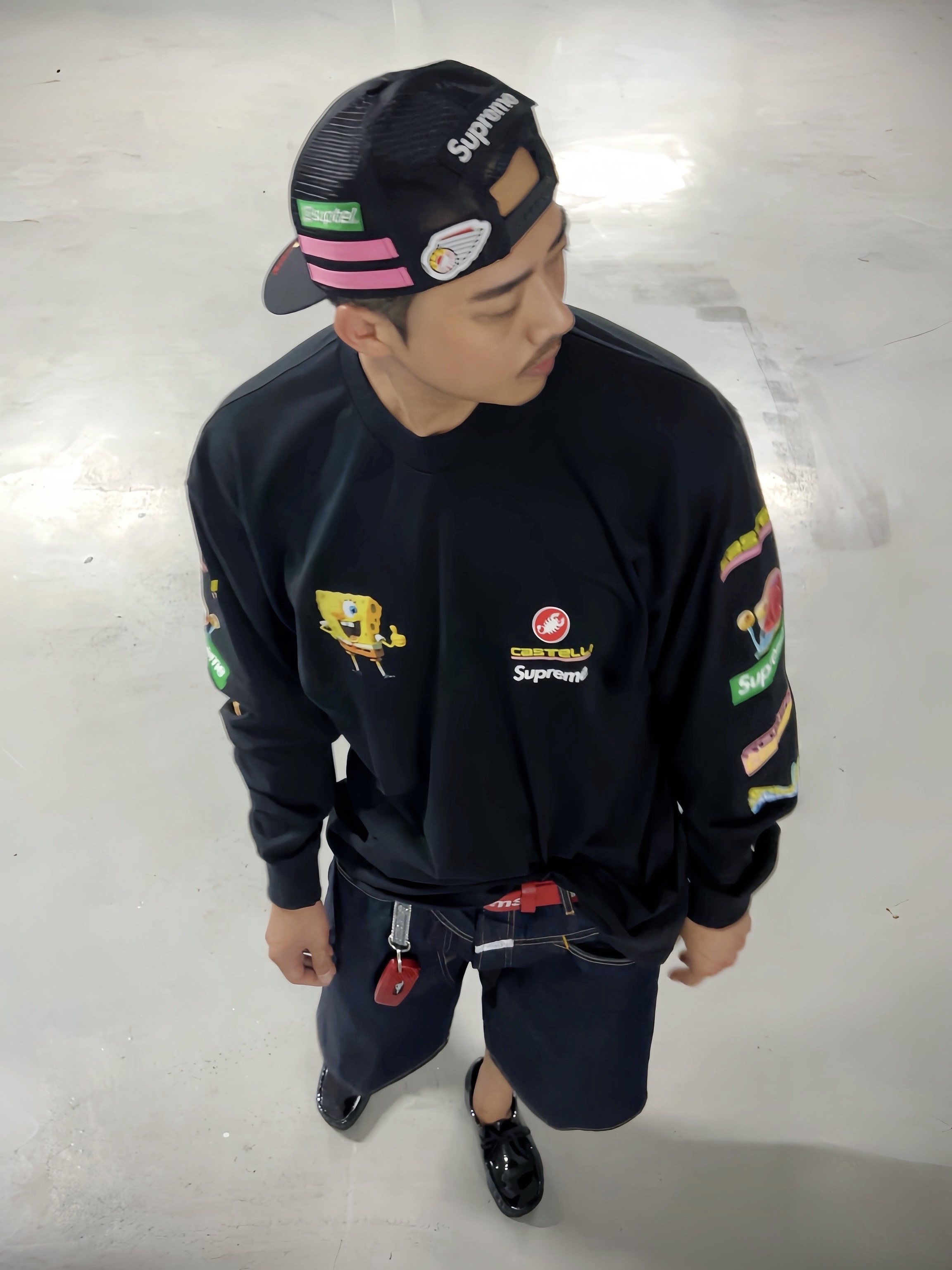 Supreme x SpongeBob Jeff Hamilton Mesh Back 6-Panel Black - 25SS, Supreme x SpongeBob SquarePants Castelli Racing L/S T-Shirt Black - 25SS 착용 스타일