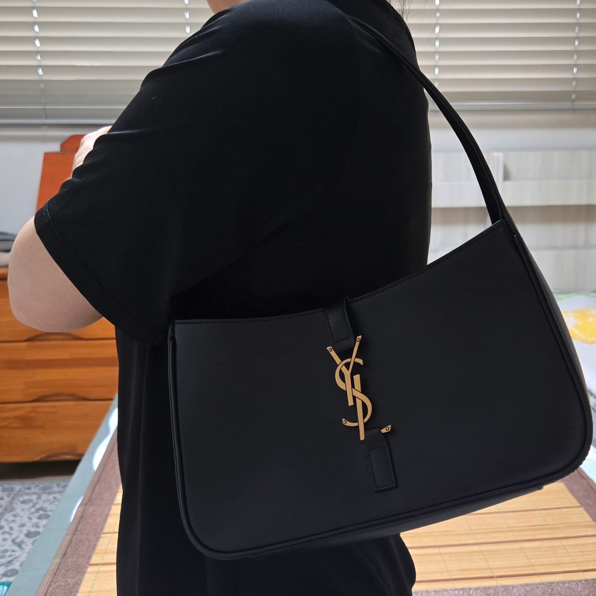 Saint Laurent Bronze Monogram Le 5 A 7 Hobo Bag in Smooth Leather Black 착용 스타일