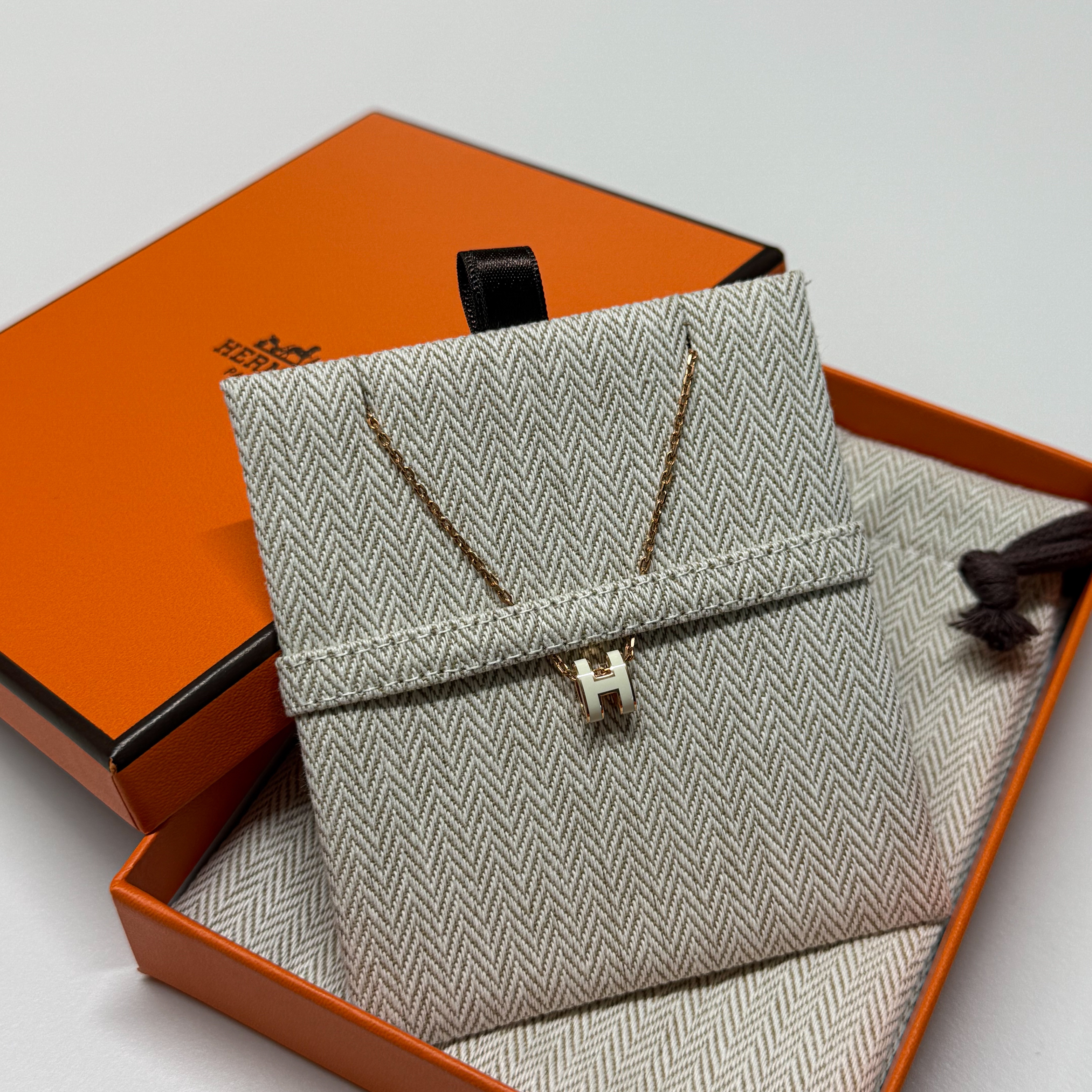 (W) Hermes Mini Pop H Pendant Rose Gold & Blanc 착용 스타일 - 1