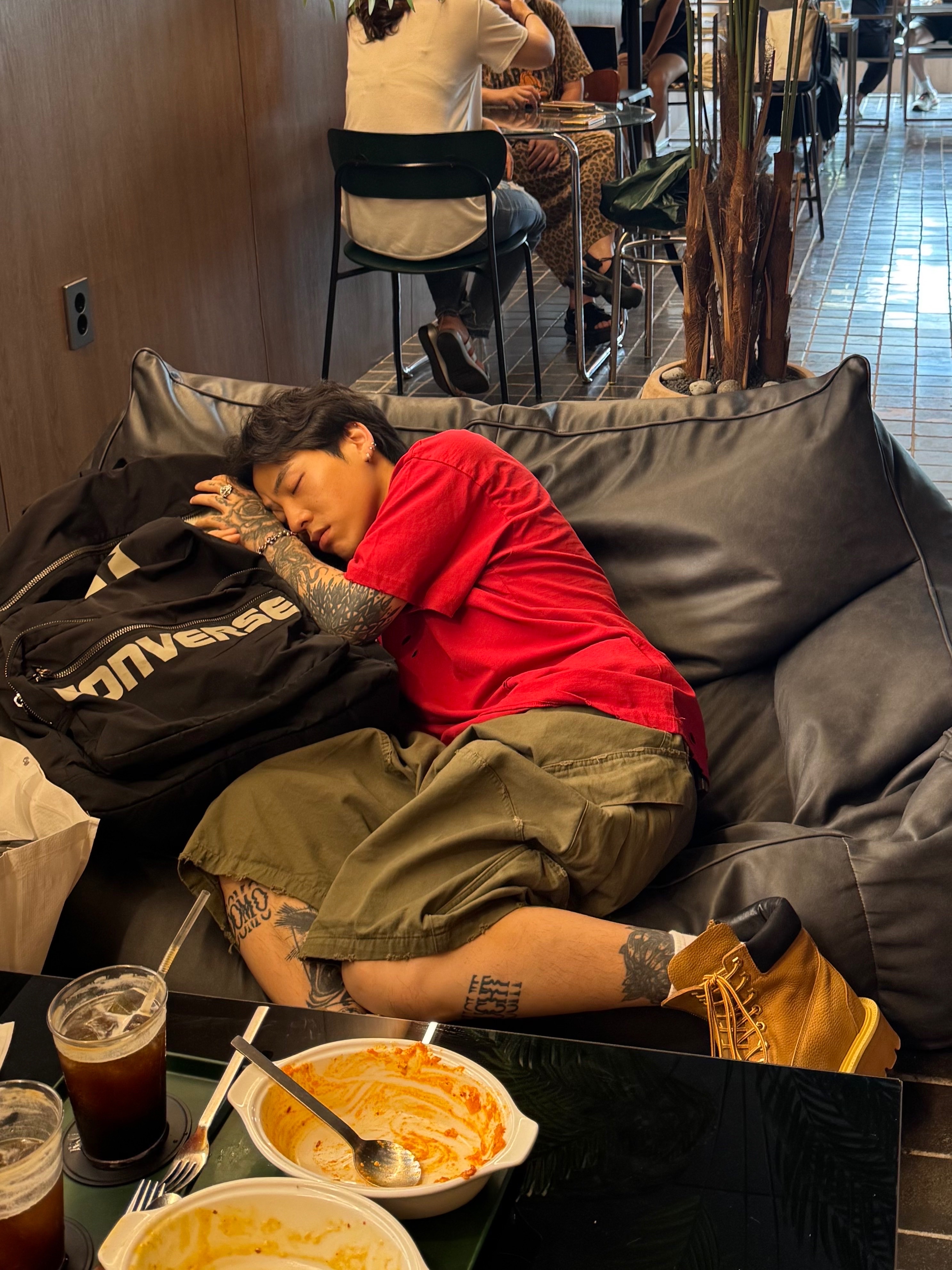 Converse x Drkshdw Oversized Backpack Black, ROARINGRAD Damage Lettering T-shirt Red 착용 스타일 - 2