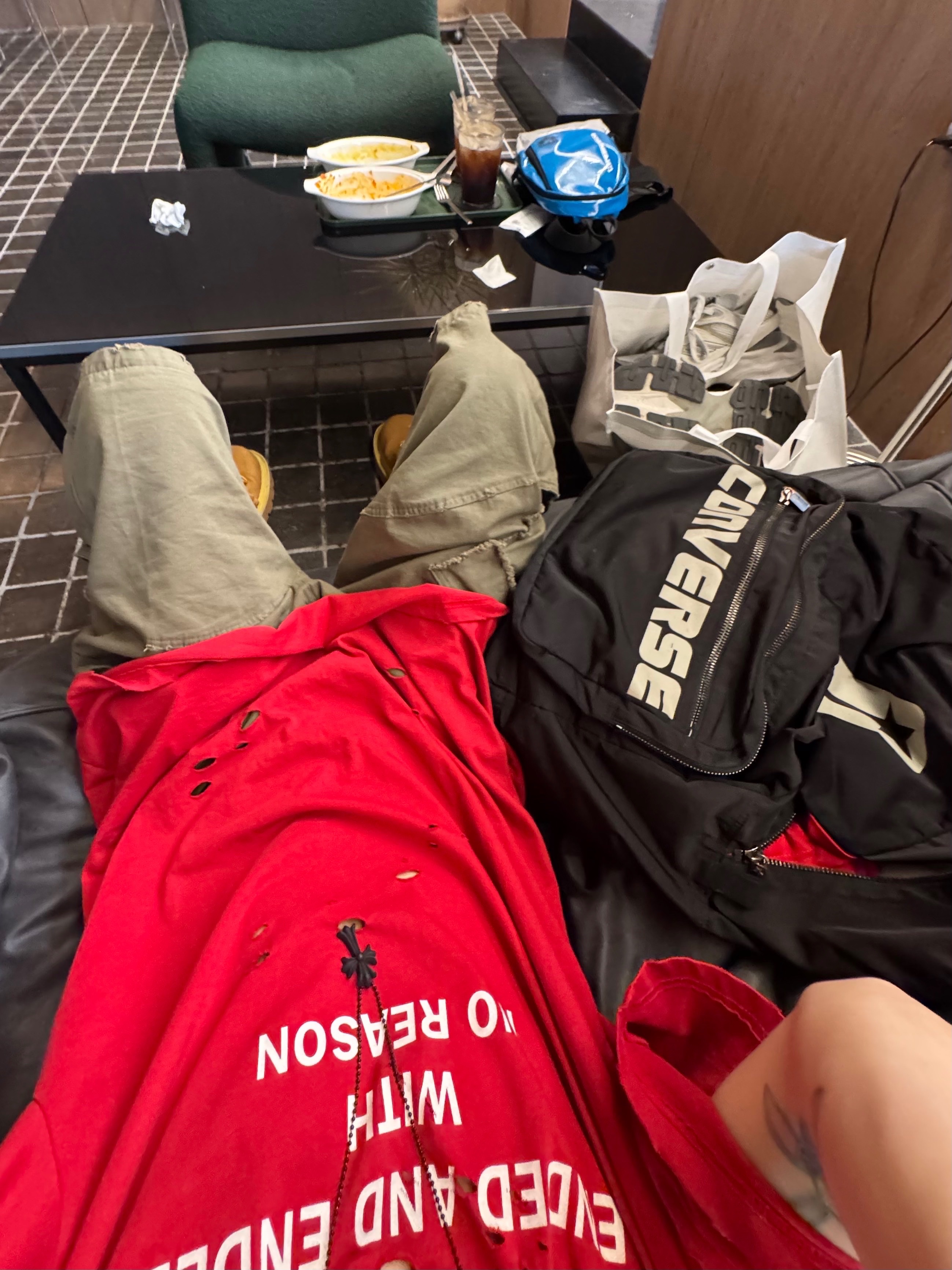 Converse x Drkshdw Oversized Backpack Black, ROARINGRAD Damage Lettering T-shirt Red 착용 스타일 - 5