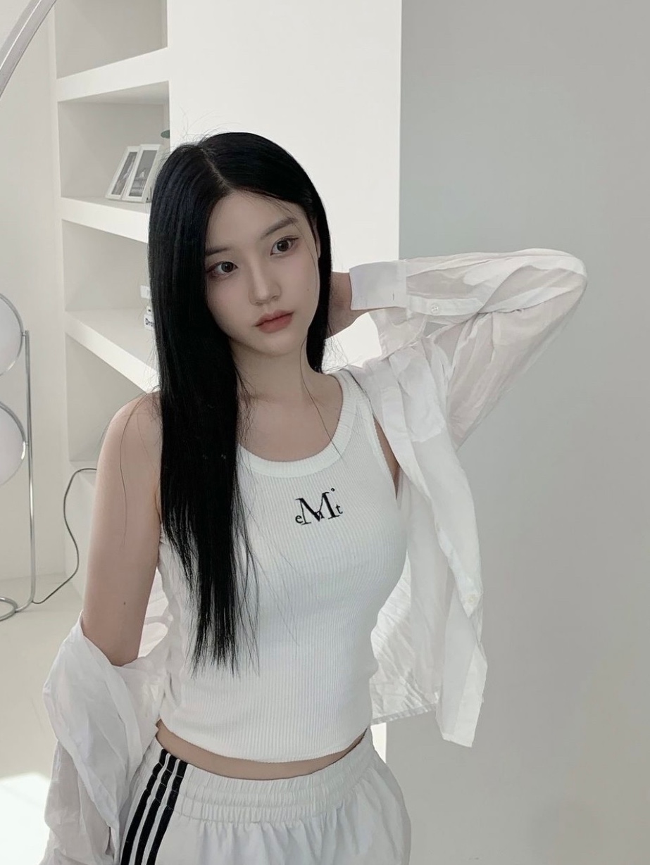 MUCENT Back Detail Signature Sleeveless White 착용 스타일