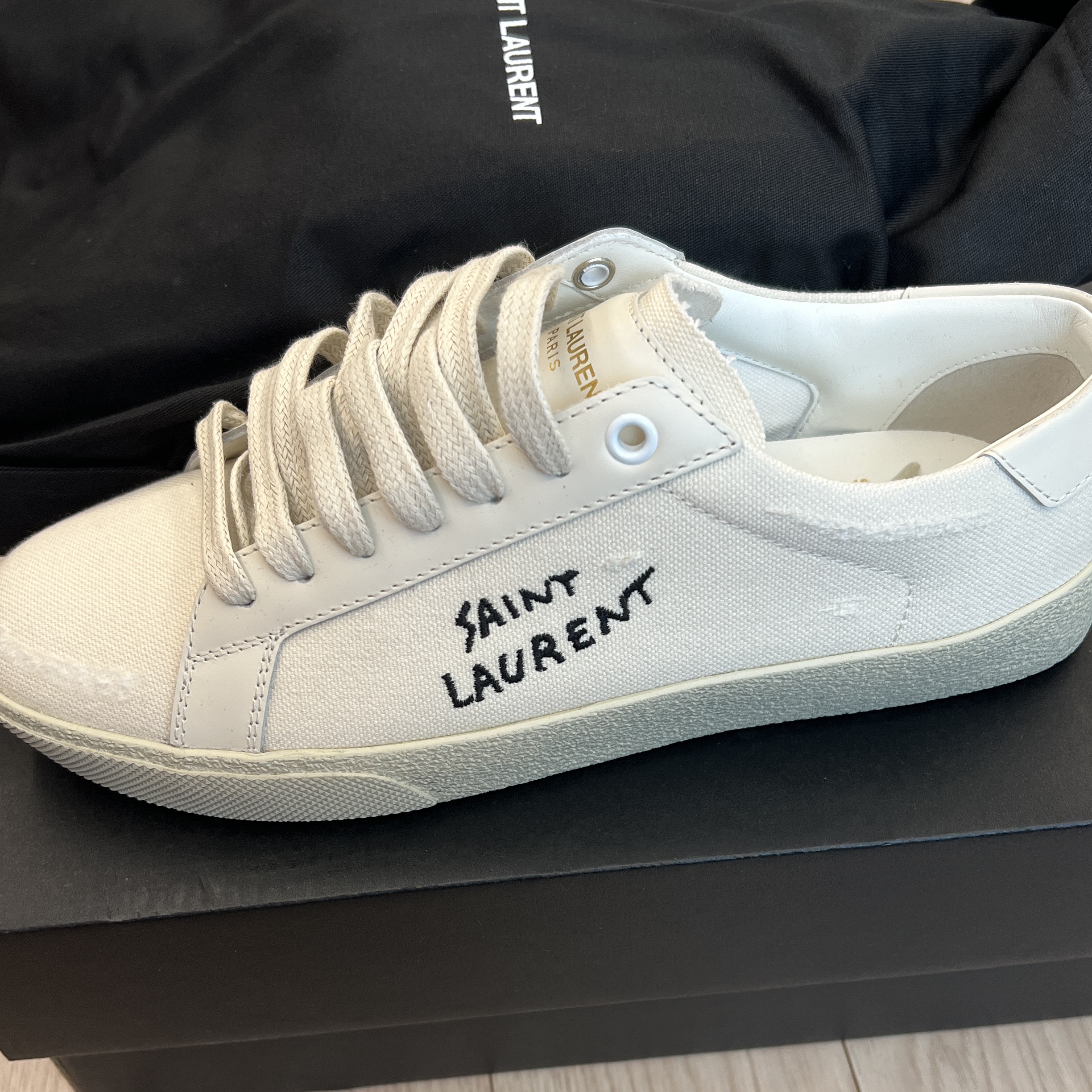 (W) Saint Laurent Court Classic SL/06 Sneakers Cream 착용 스타일