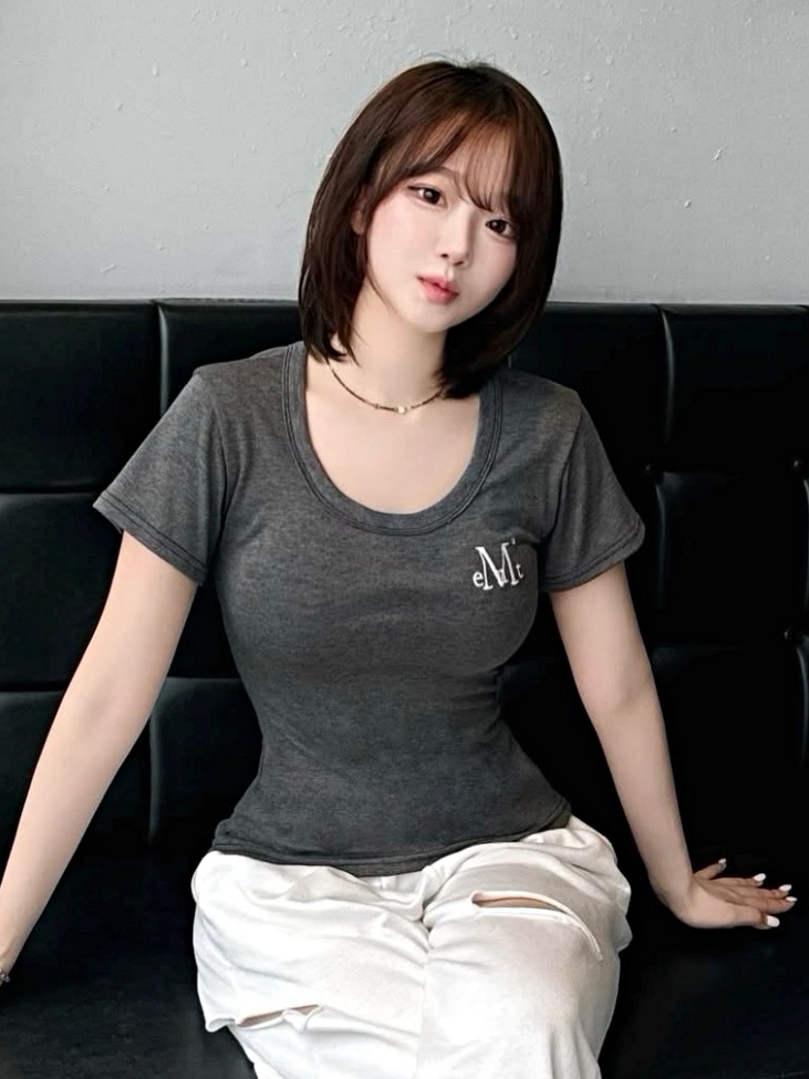 MUCENT Ferring Midi Round Neck Half T Charcoal 착용 스타일