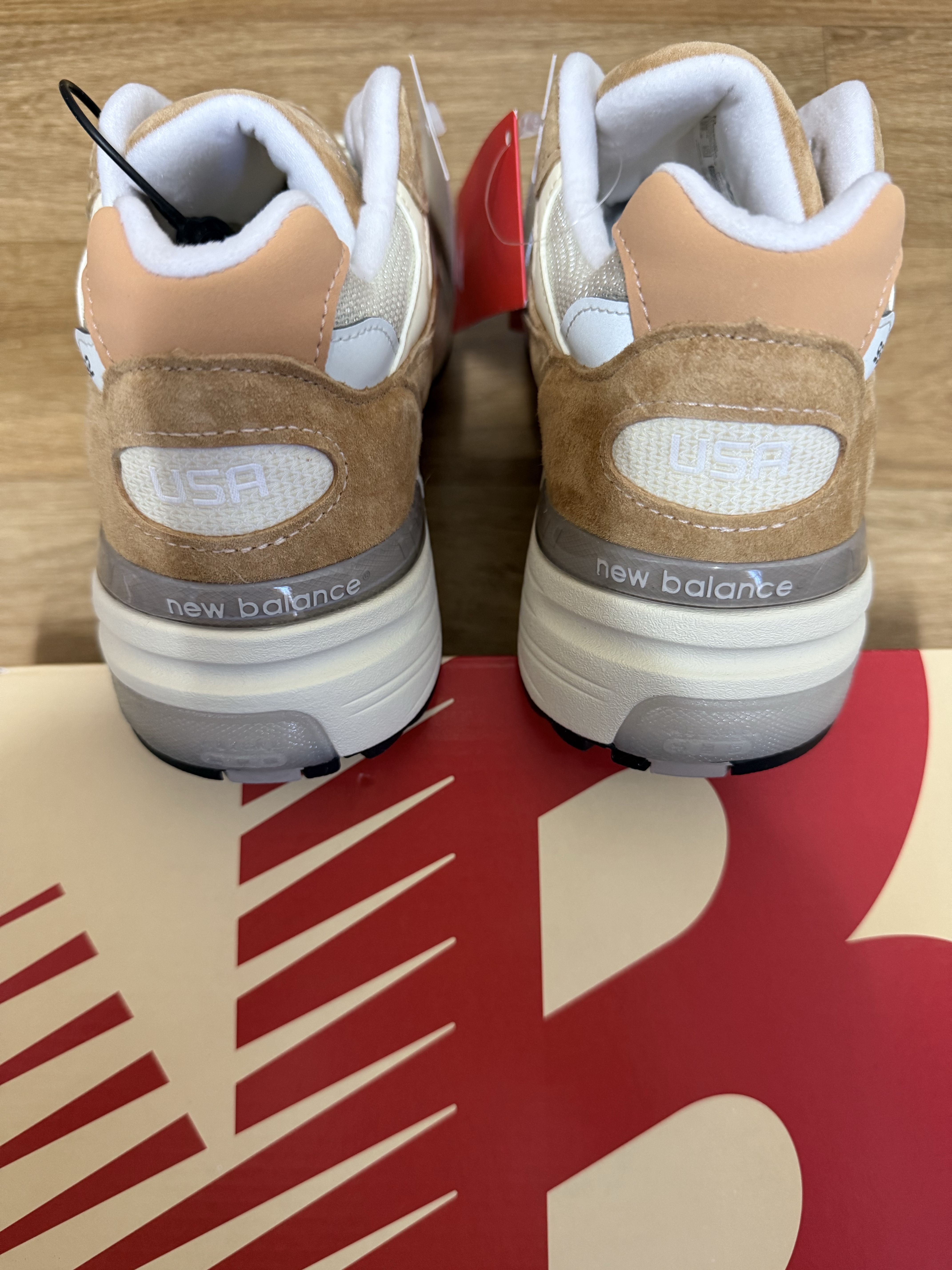 New Balance 992 Made in USA Sweet Caramel Calcium 착용 스타일 - 5