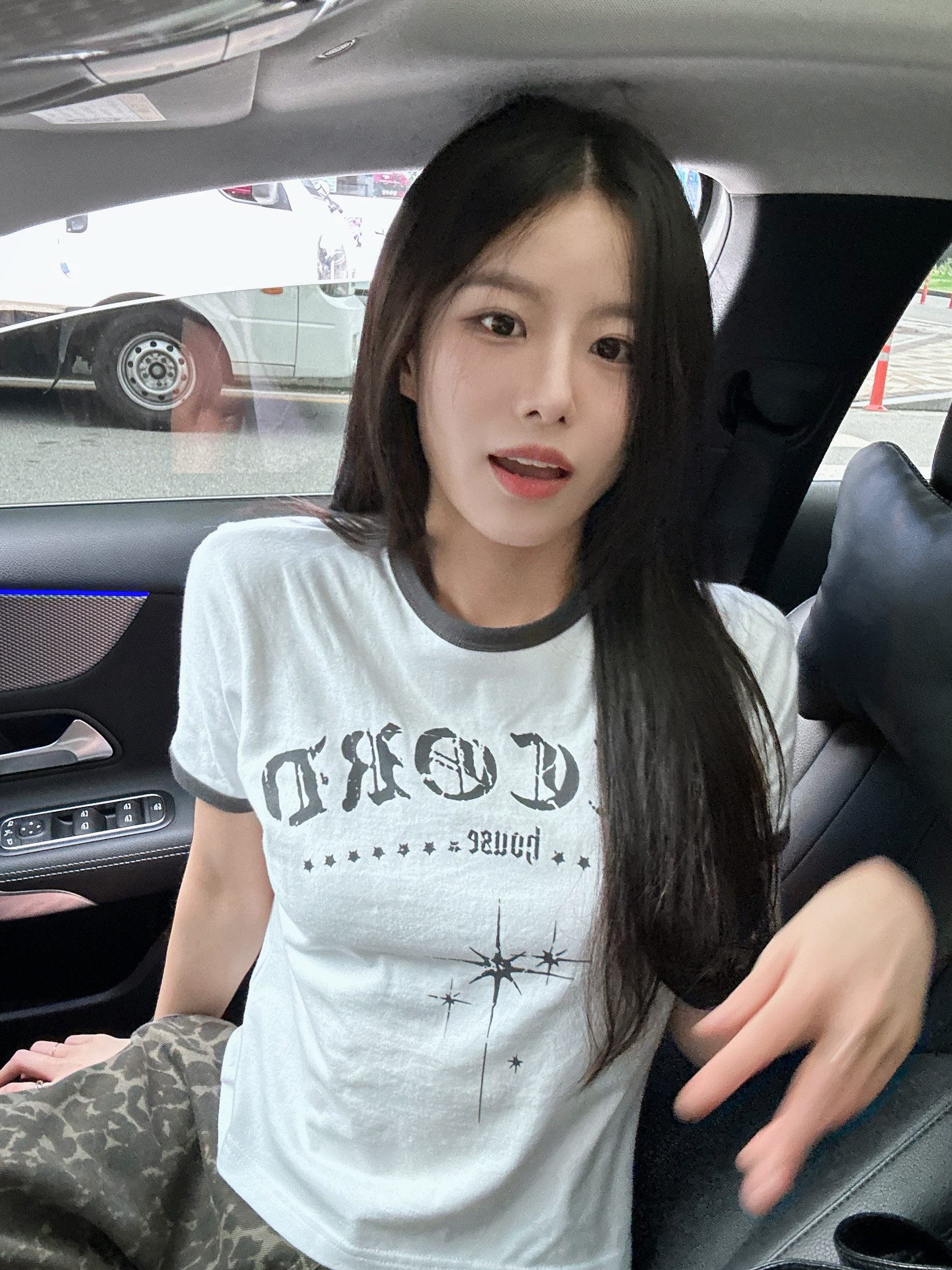 SLOW RECORD HOUSE Unisex RECORD Ringer Tee White 착용 스타일 - 3
