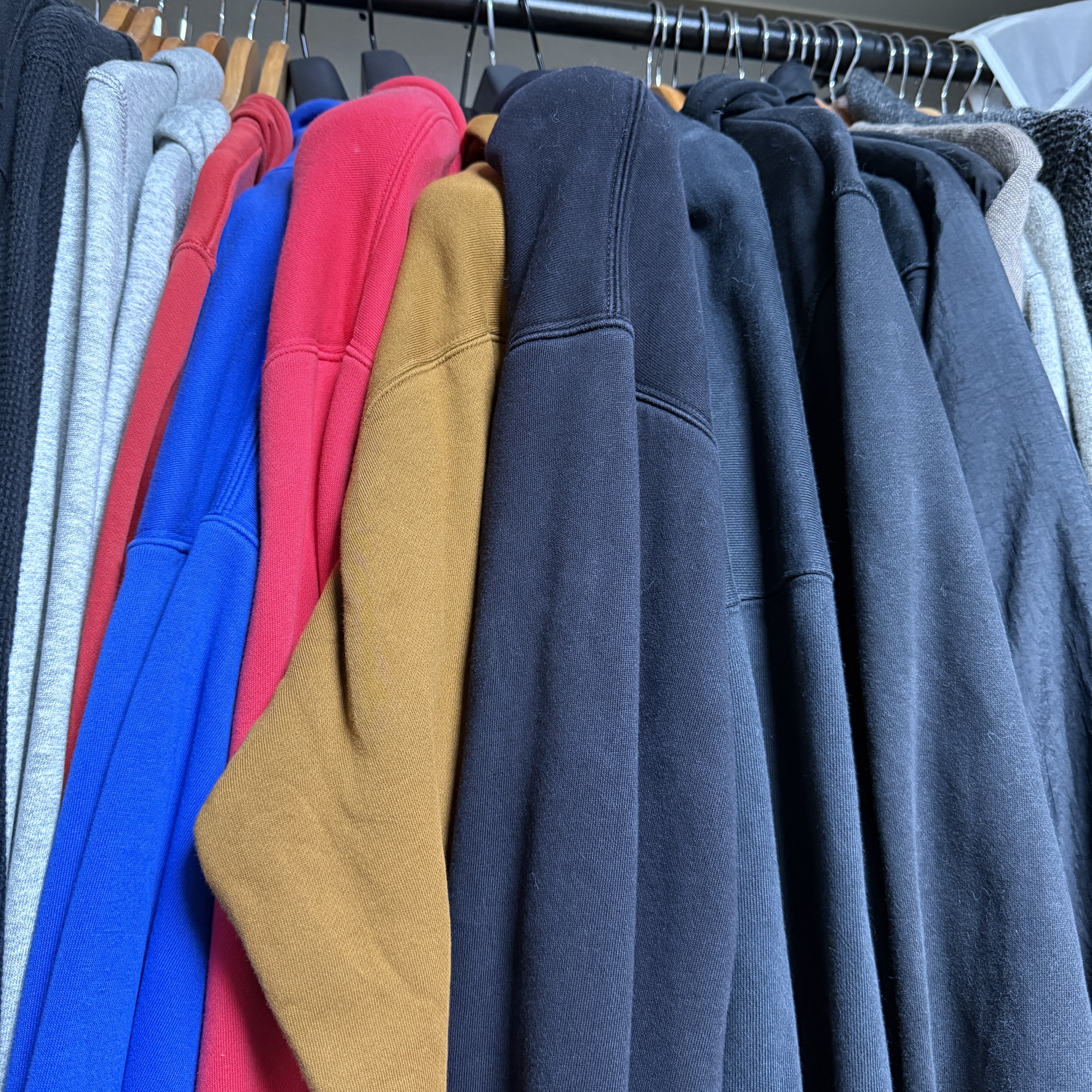 Yeezy Gap Hoodie Light Brown, Yeezy Gap Hoodie Red 착용 스타일