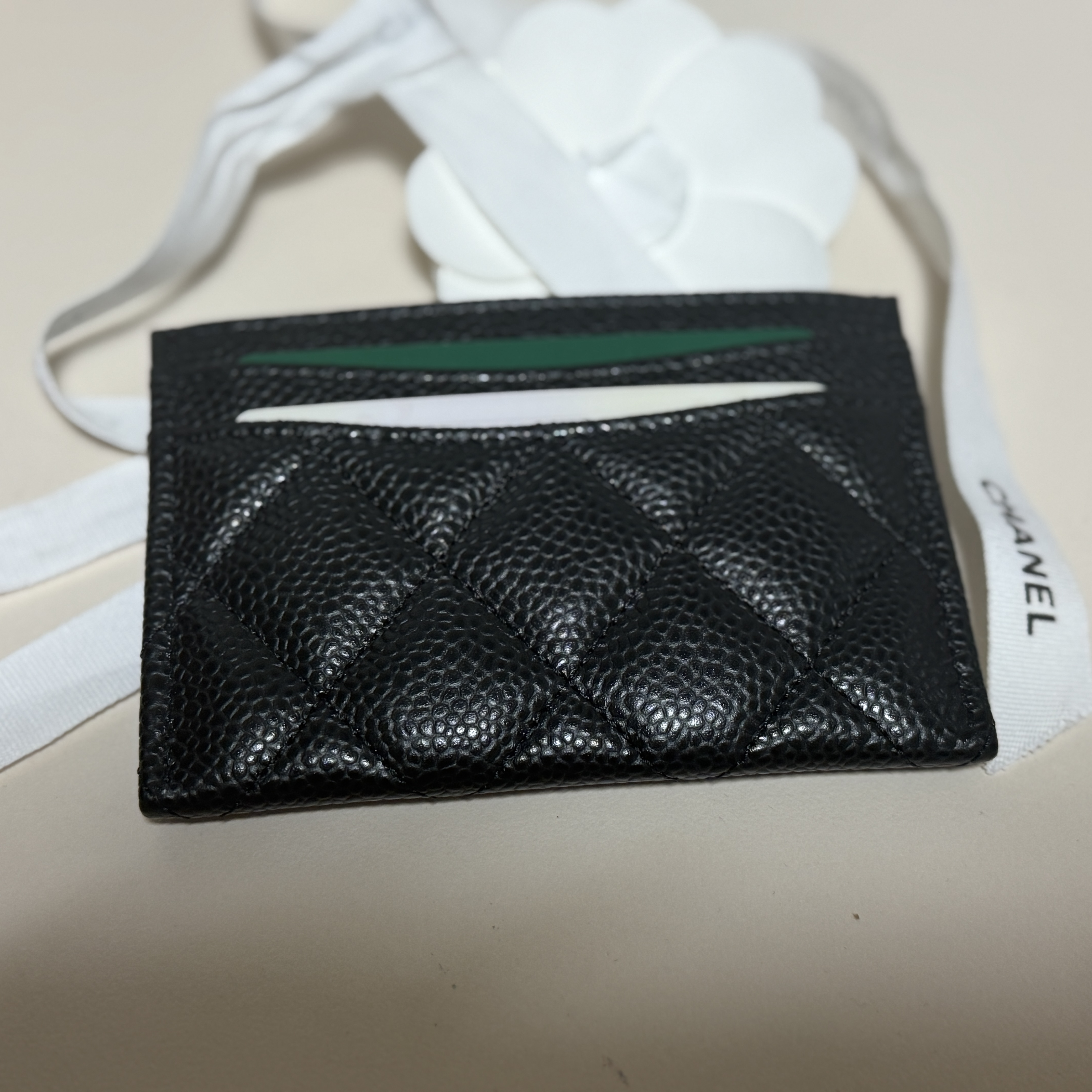 Chanel Classic Card Holder Grained Calfskin & Silver Black 착용 스타일 - 10