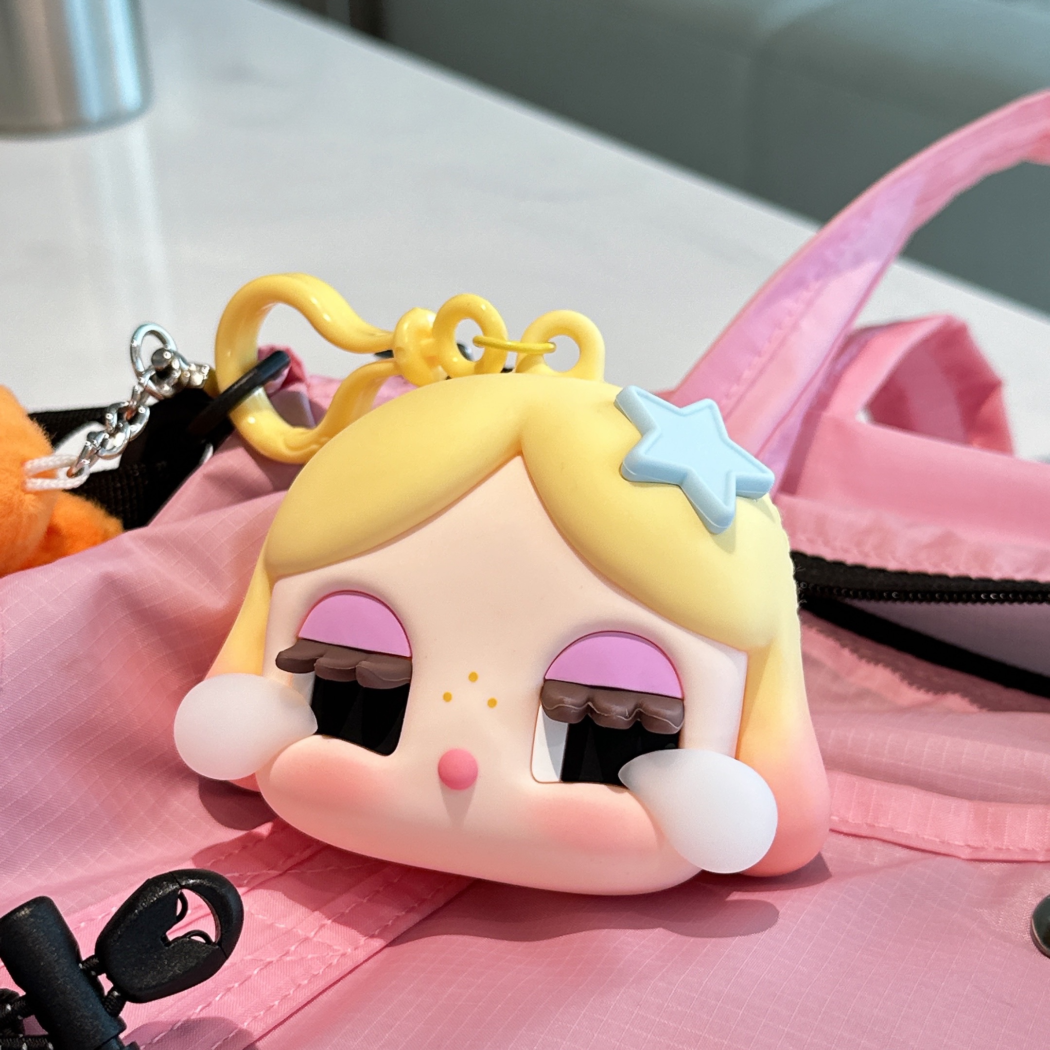Pop Mart Crybaby Shiny Shiny Series Earphone Case Gold 착용 스타일