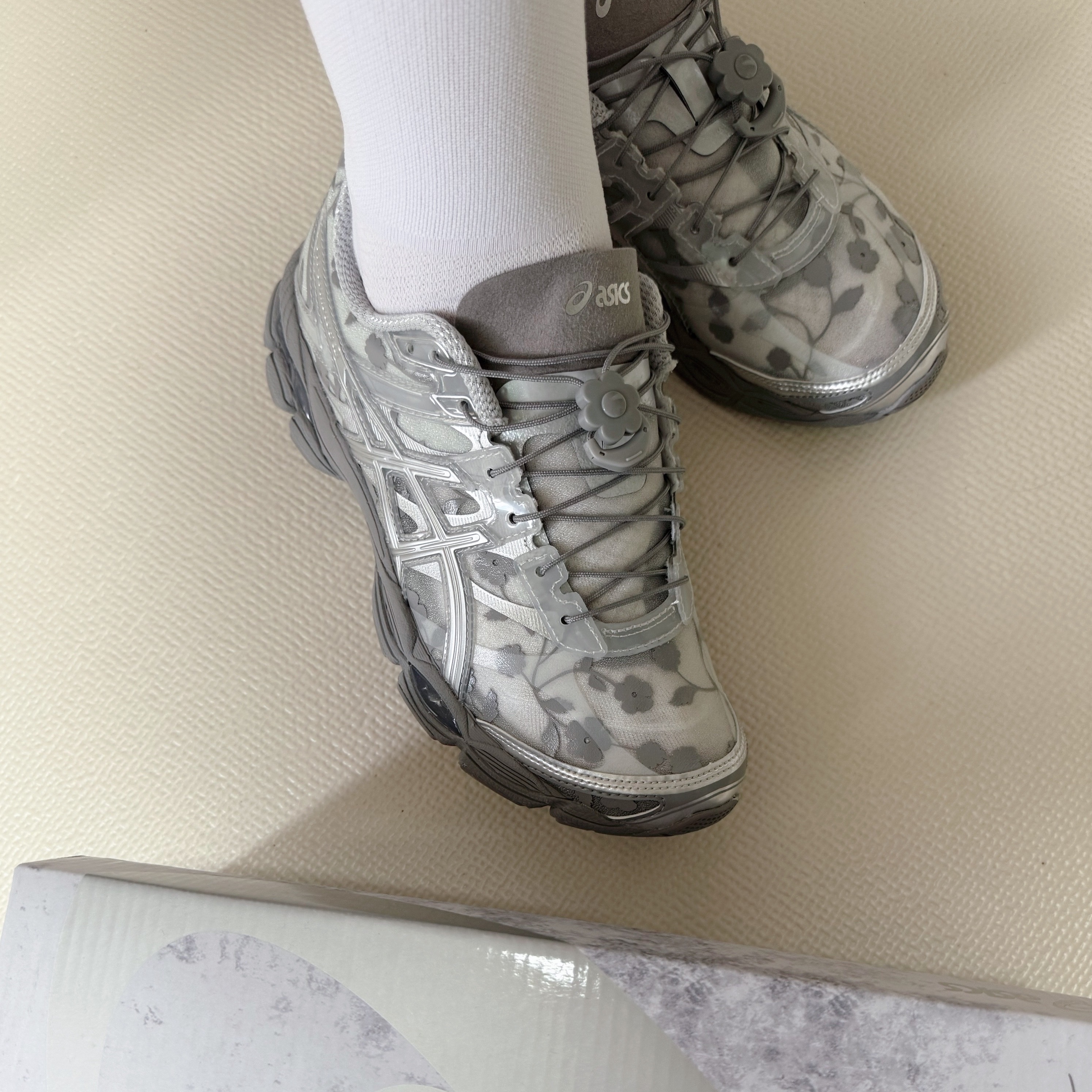 Asics x Cecilie Bahnsen Gel-Cumulus 16 Gray 착용 스타일 - 1