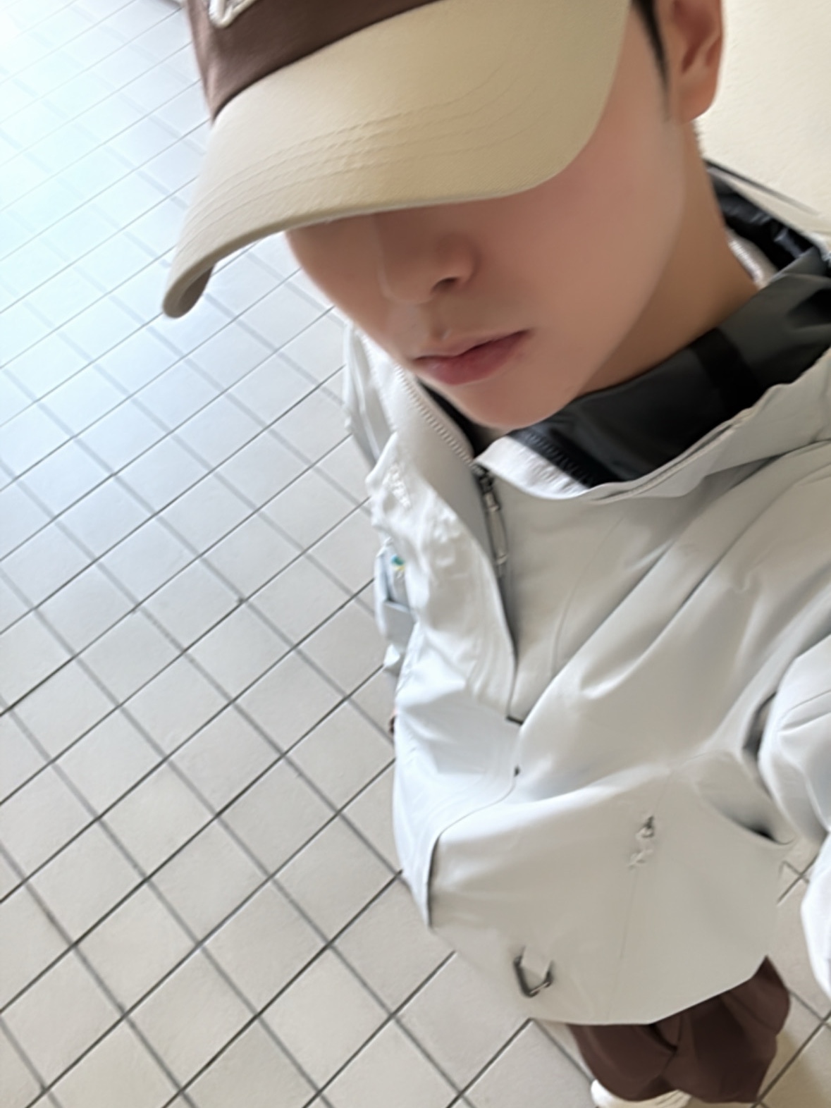 Arc'teryx Beta LT Jacket Lucent, Casetify x Matin Kim iPhone Destroyed Denim Magsafe Mirror Case Silver 착용 스타일 - 2