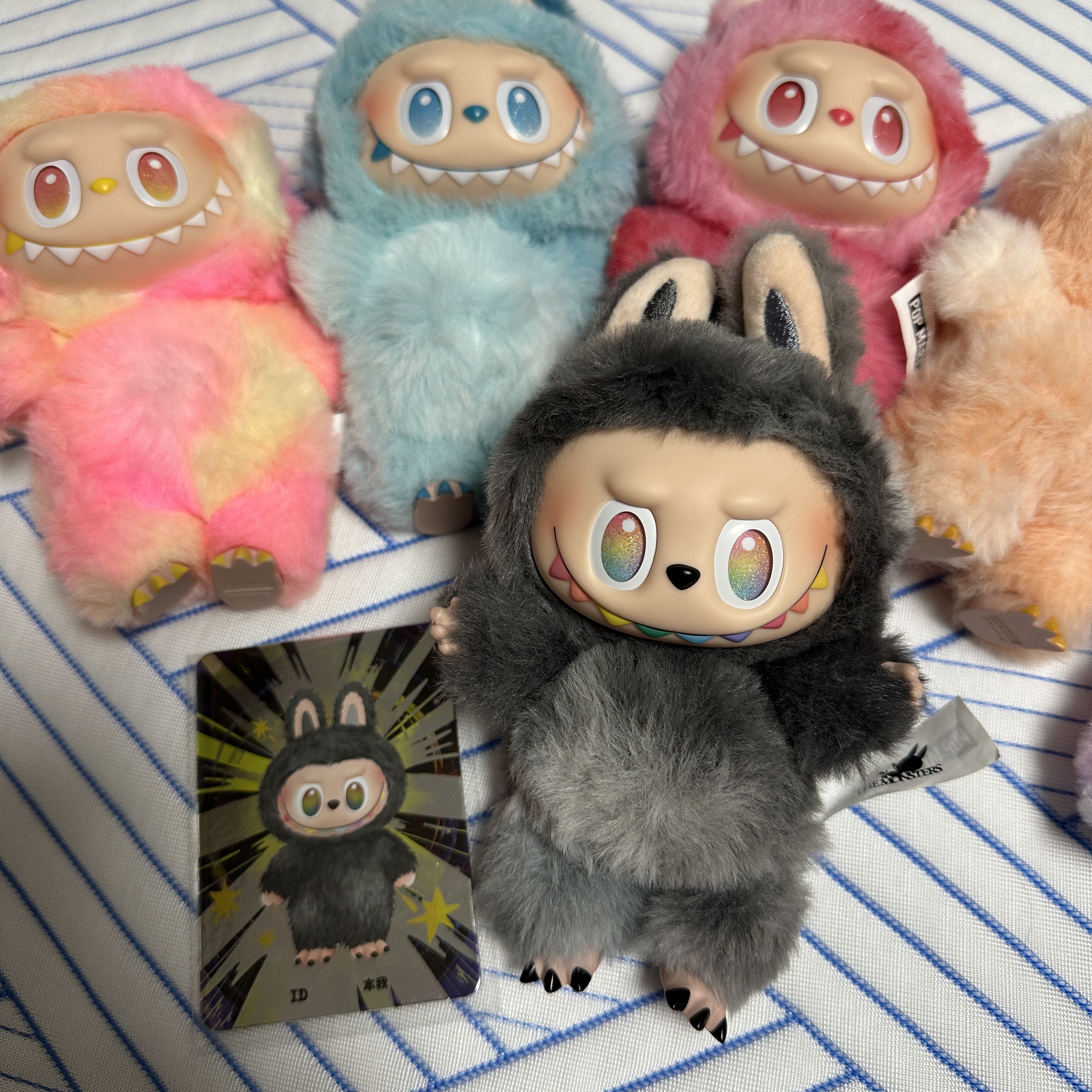 Pop Mart Labubu The Monsters Highlight Series Sealed Case (6 Blind Boxes), Pop Mart Labubu The Monsters Highlight Series ID Keyring (Opened Case) 착용 스타일 - 2
