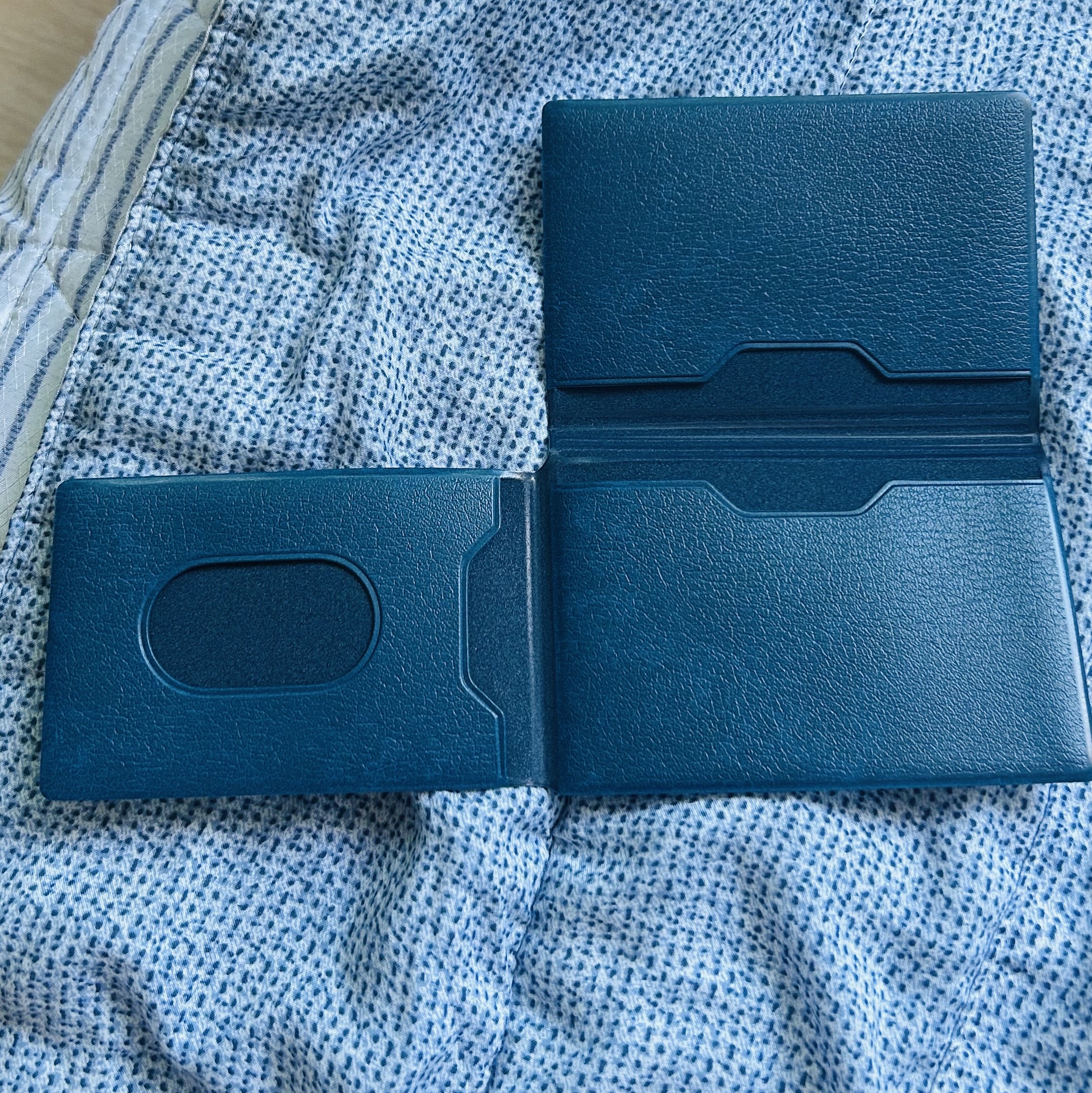 Beams x Hightide Special Order Pass & Card Case Navy 착용 스타일 - 3