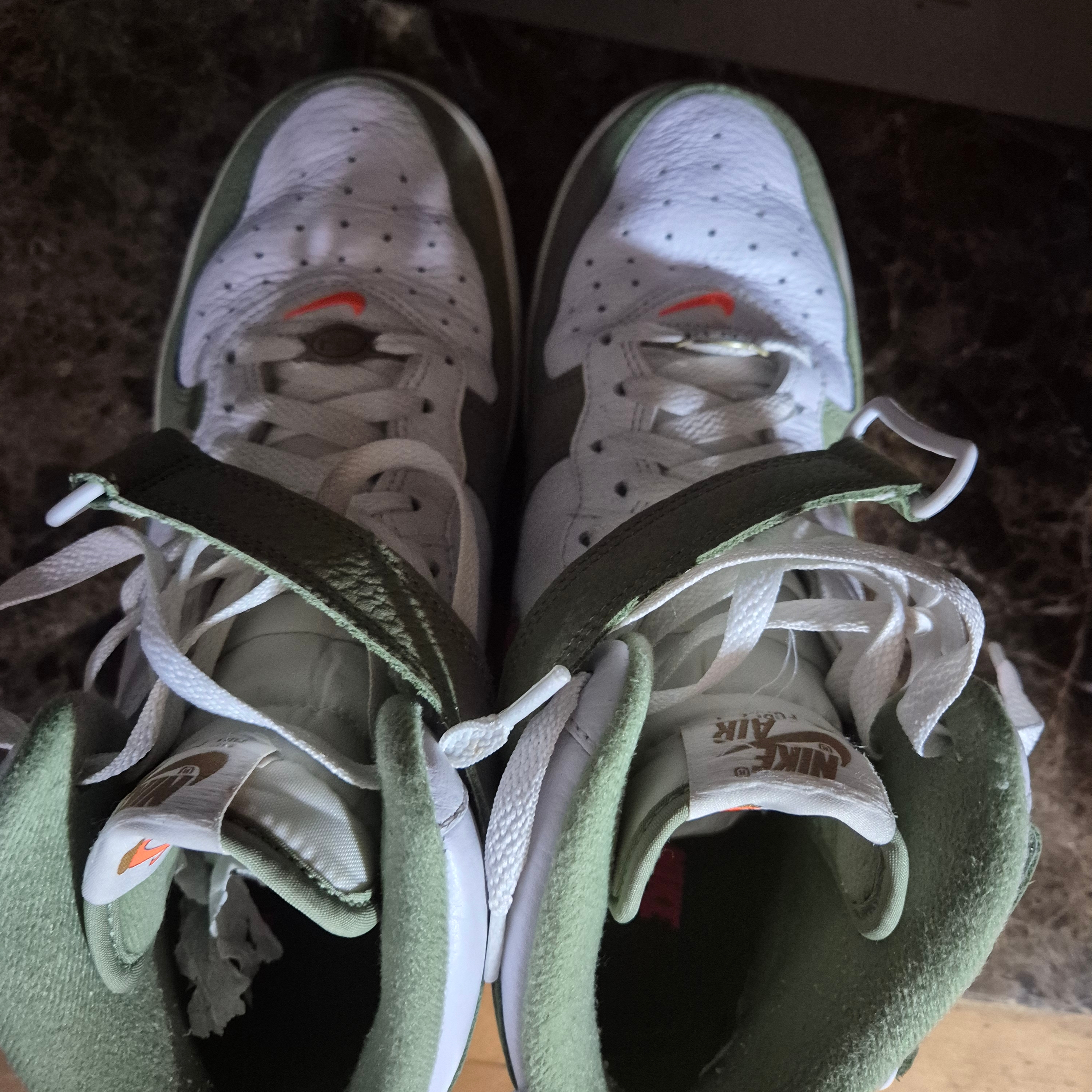 Nike Air Force 1 Mid '07 QS Olive Green and Total Orange 착용 스타일