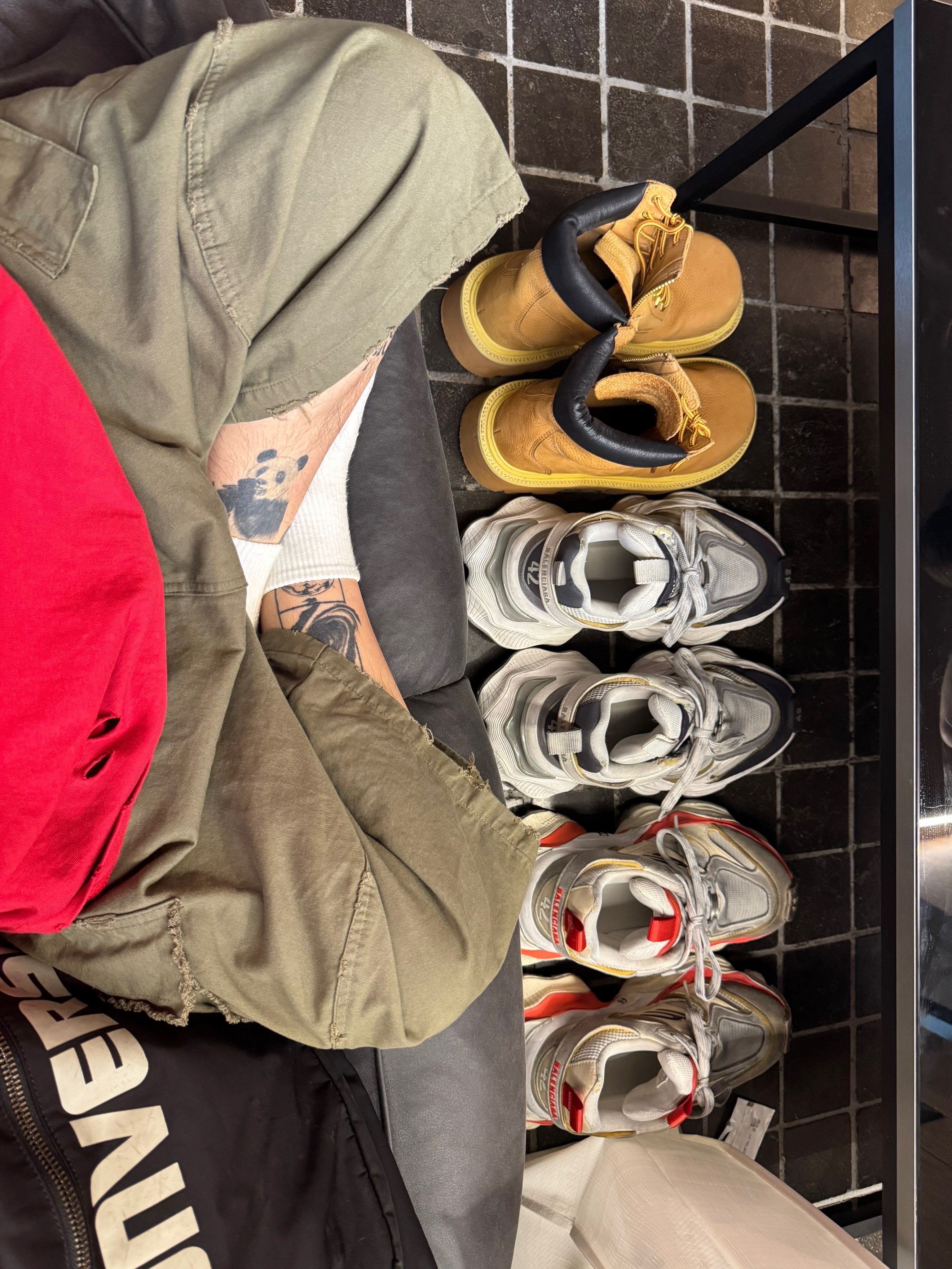 Converse x Drkshdw Oversized Backpack Black, ROARINGRAD Damage Lettering T-shirt Red 착용 스타일 - 3