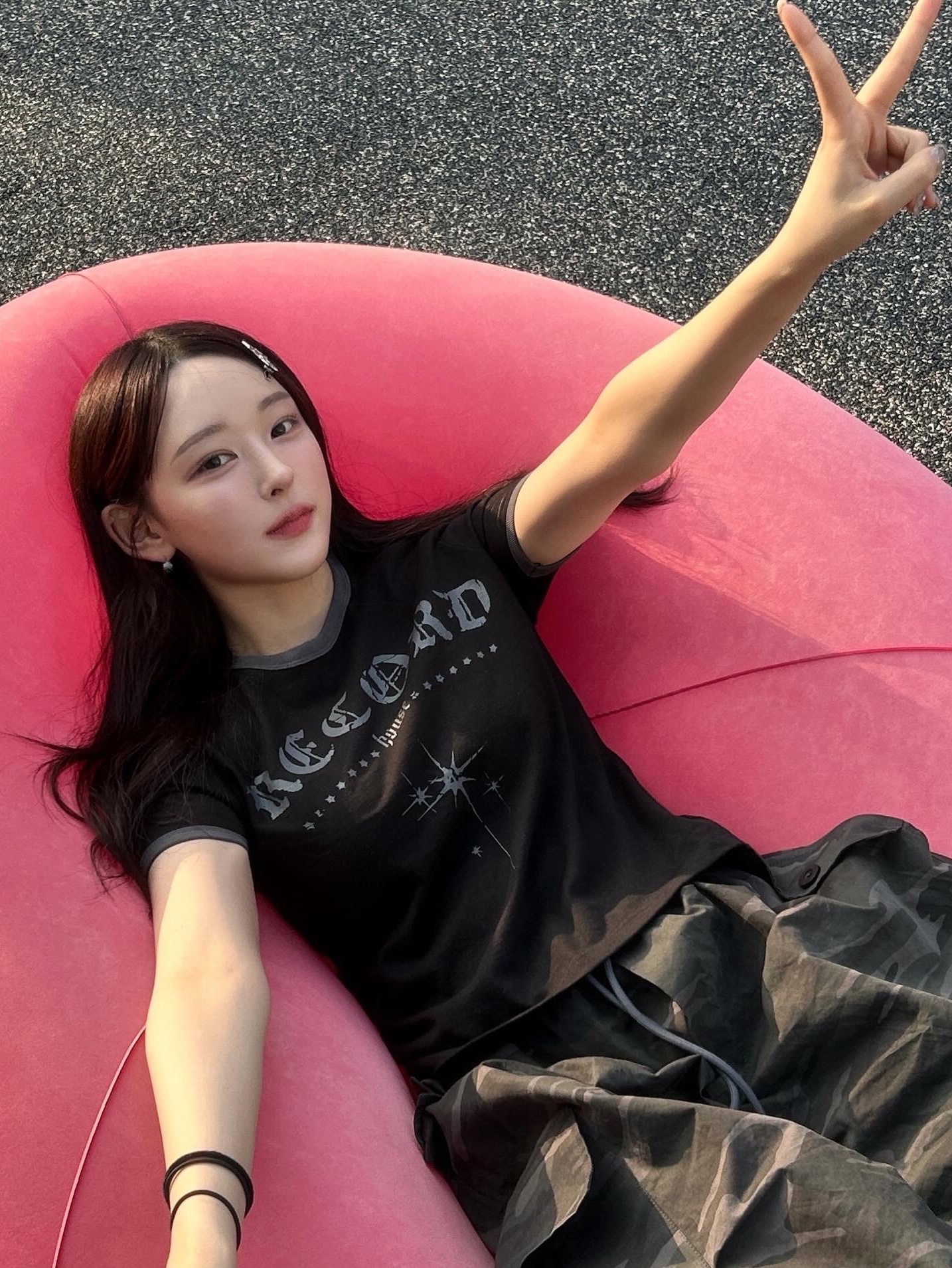 SLOW RECORD HOUSE Unisex RECORD Ringer Tee Black 착용 스타일 - 1