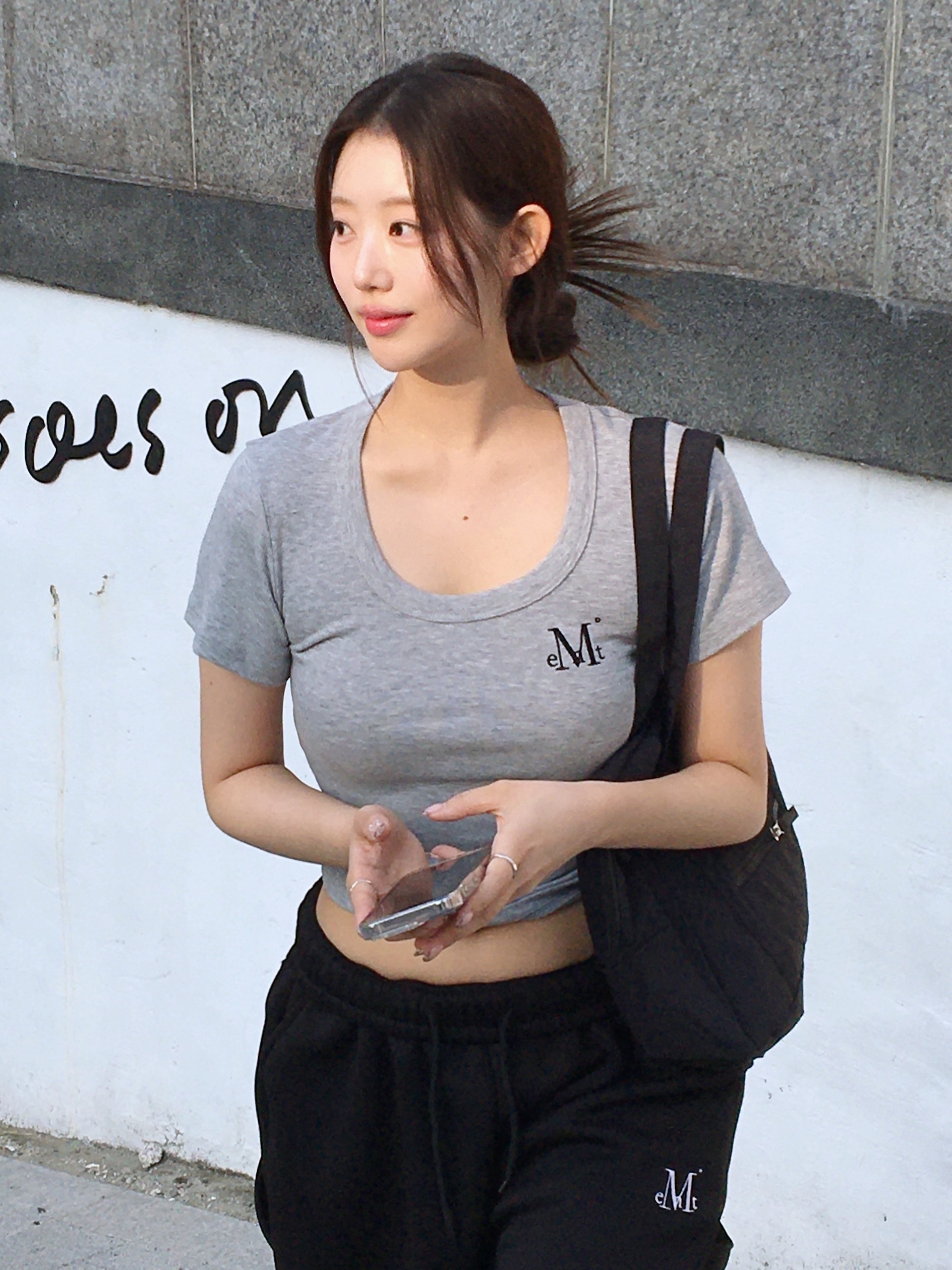 MUCENT Ferring Midi Round Neck Half T Gray 착용 스타일