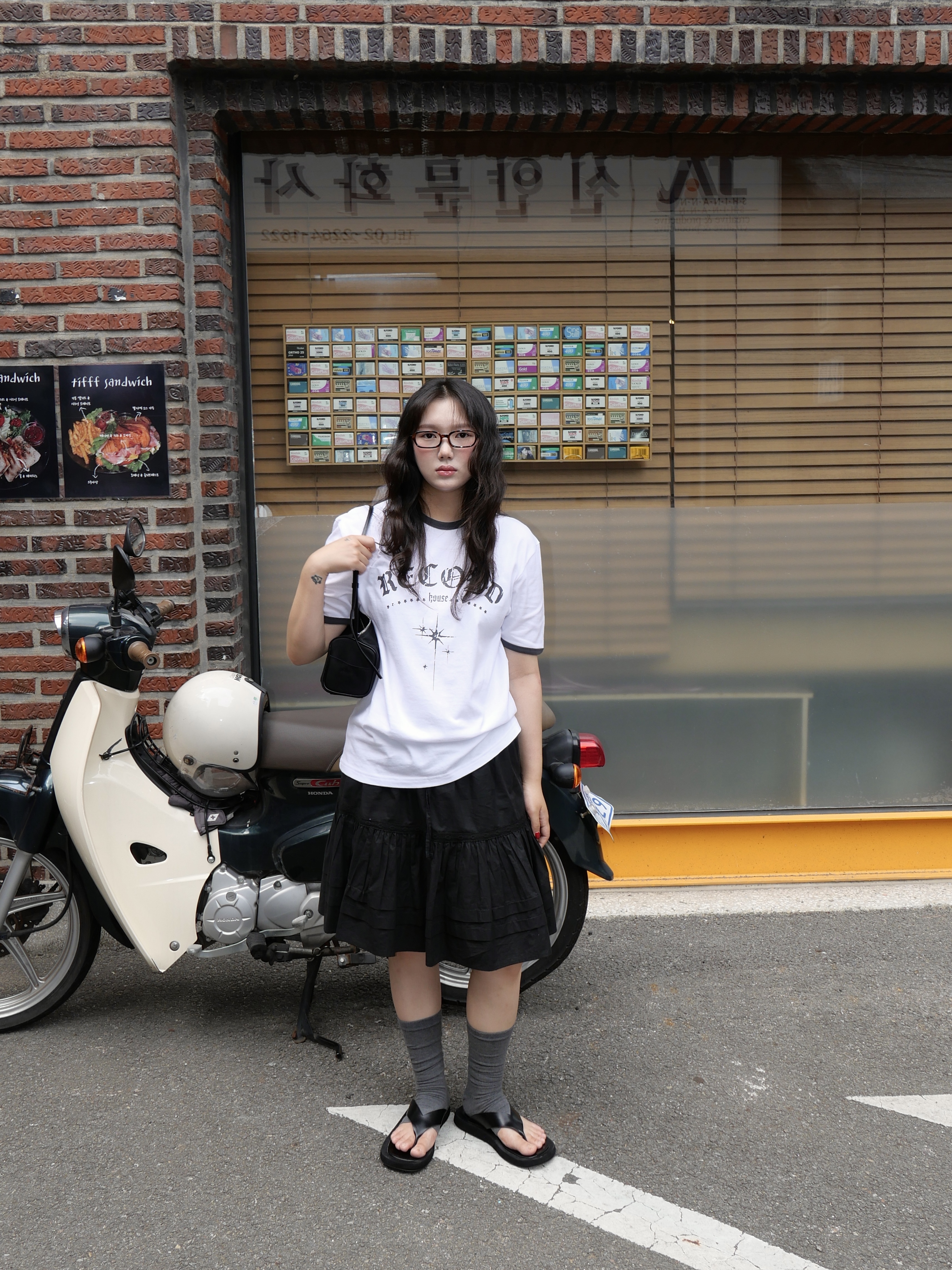 SLOW RECORD HOUSE Unisex RECORD Ringer Tee White 착용 스타일 - 2