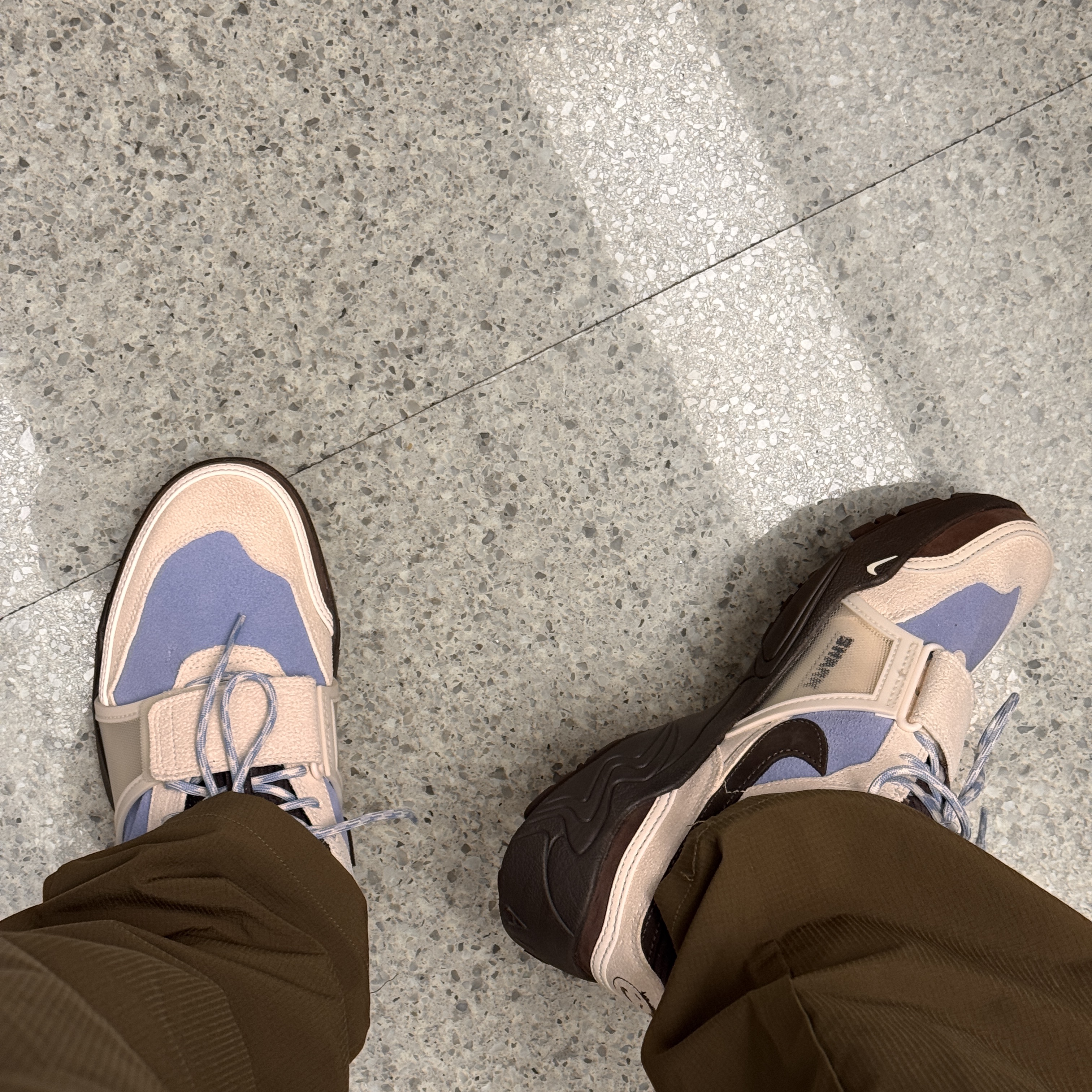 Nike x Travis Scott Zoom Field Jaxx Pale Ivory and Leche Blue 착용 스타일 - 2
