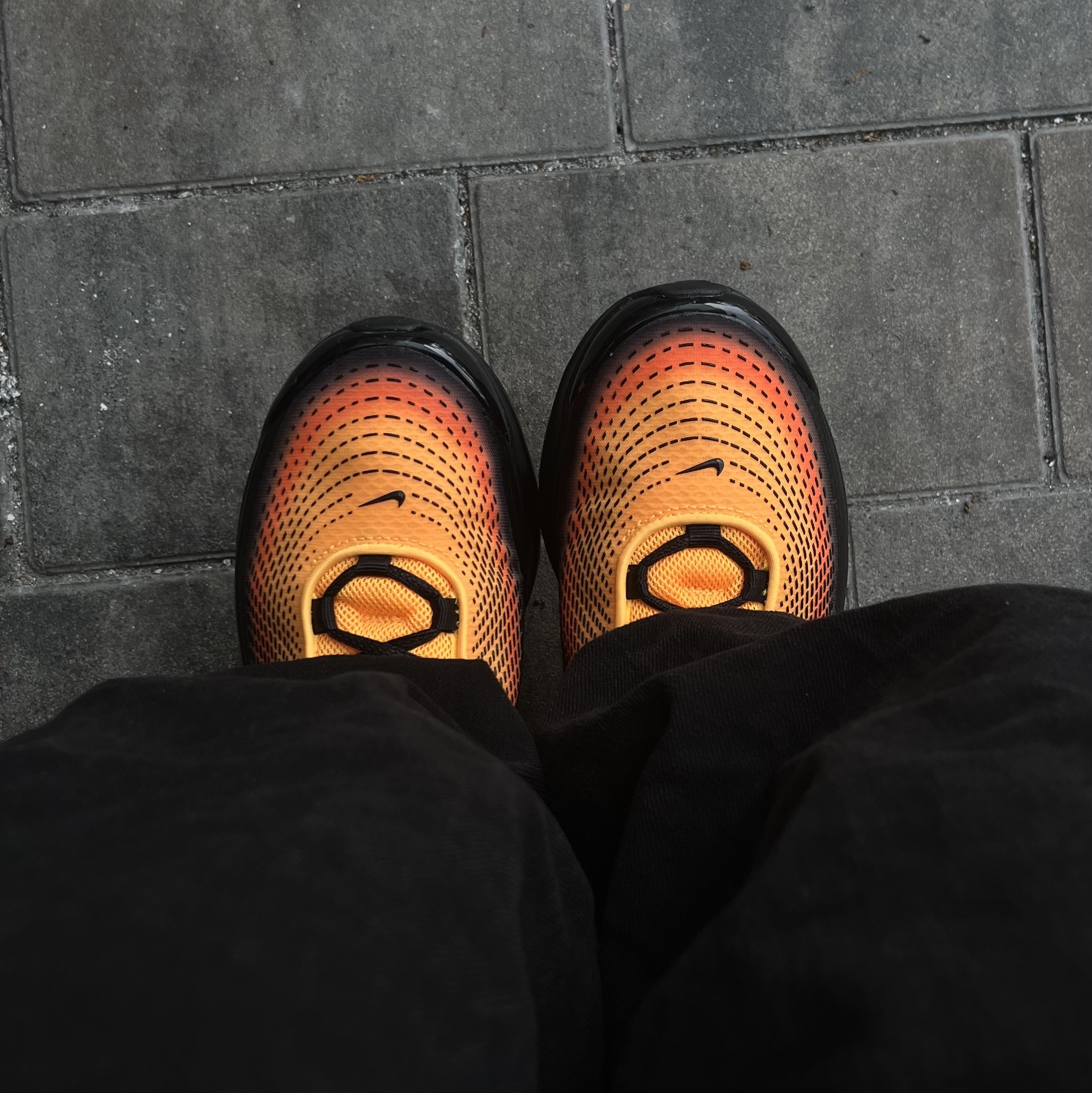 Nike Air Max Dn SE Laser Orange Comet Red 착용 스타일