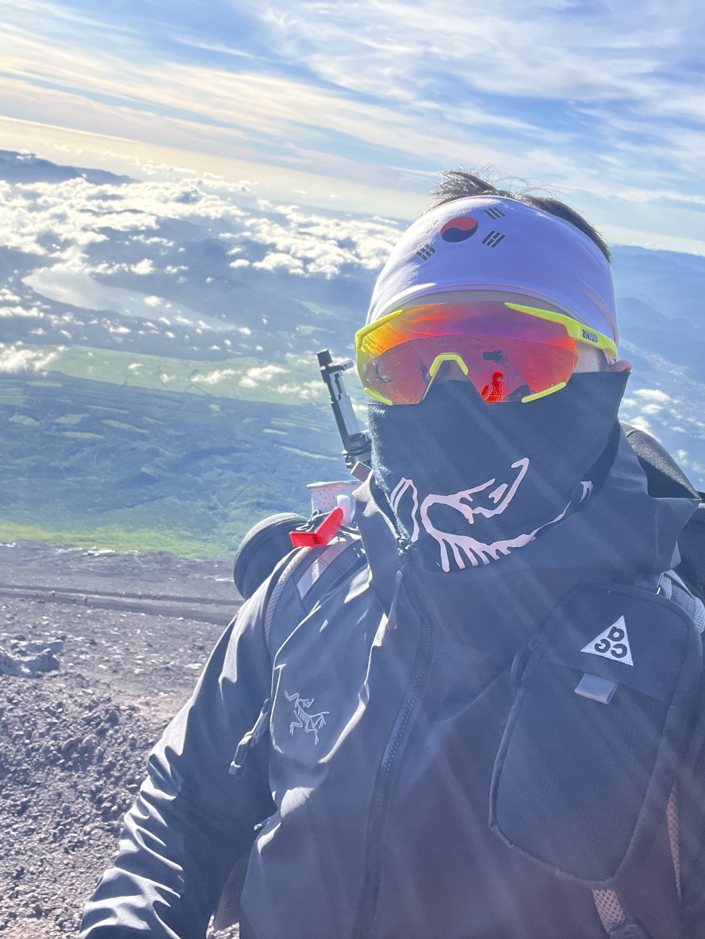 Arc'teryx Lightweight Neck Gaiter Black, Nike ACG 36 Backpack Black 착용 스타일