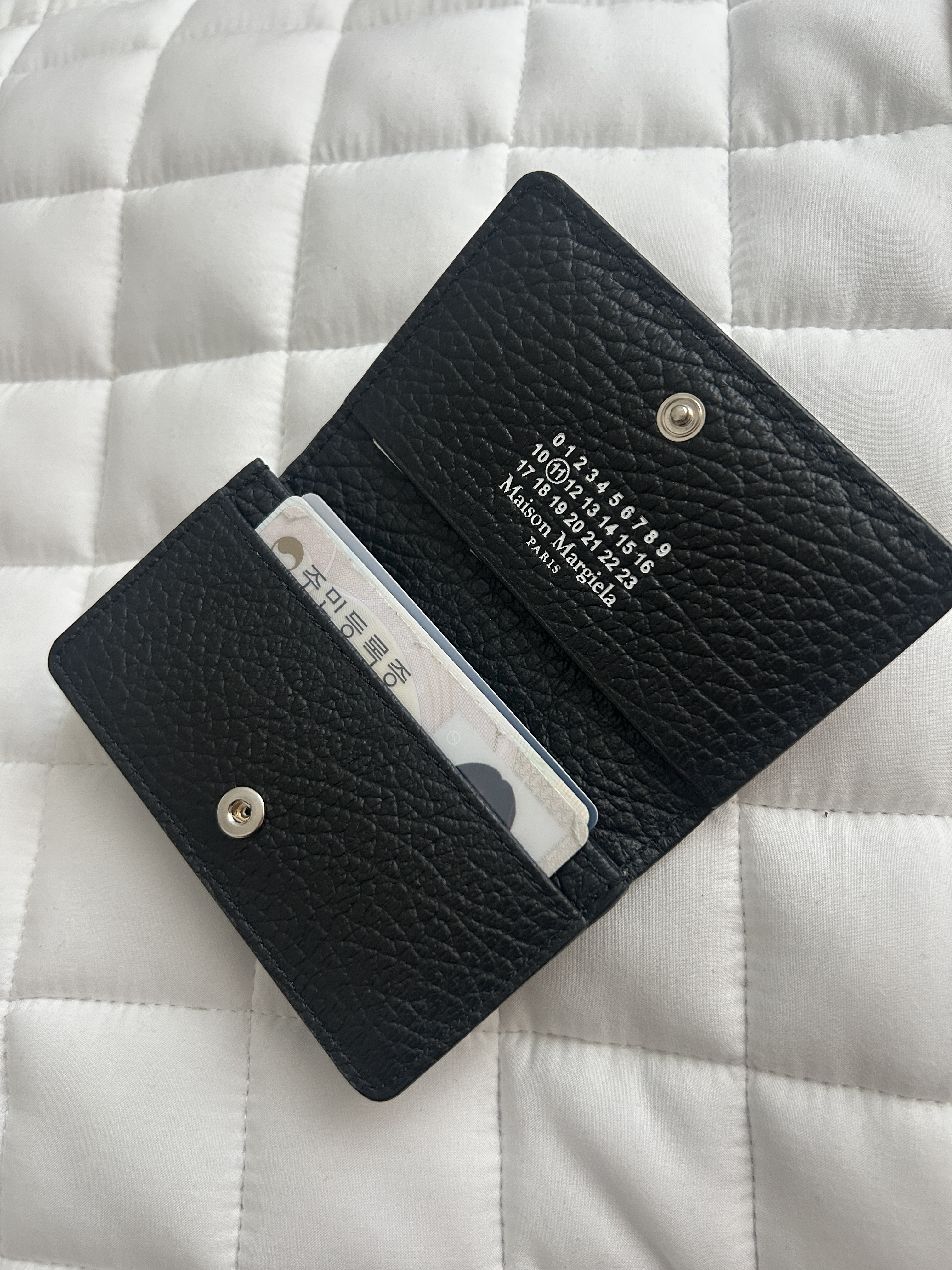 Maison Margiela Stitch Leather Flap Card Holder Black 착용 스타일 - 3