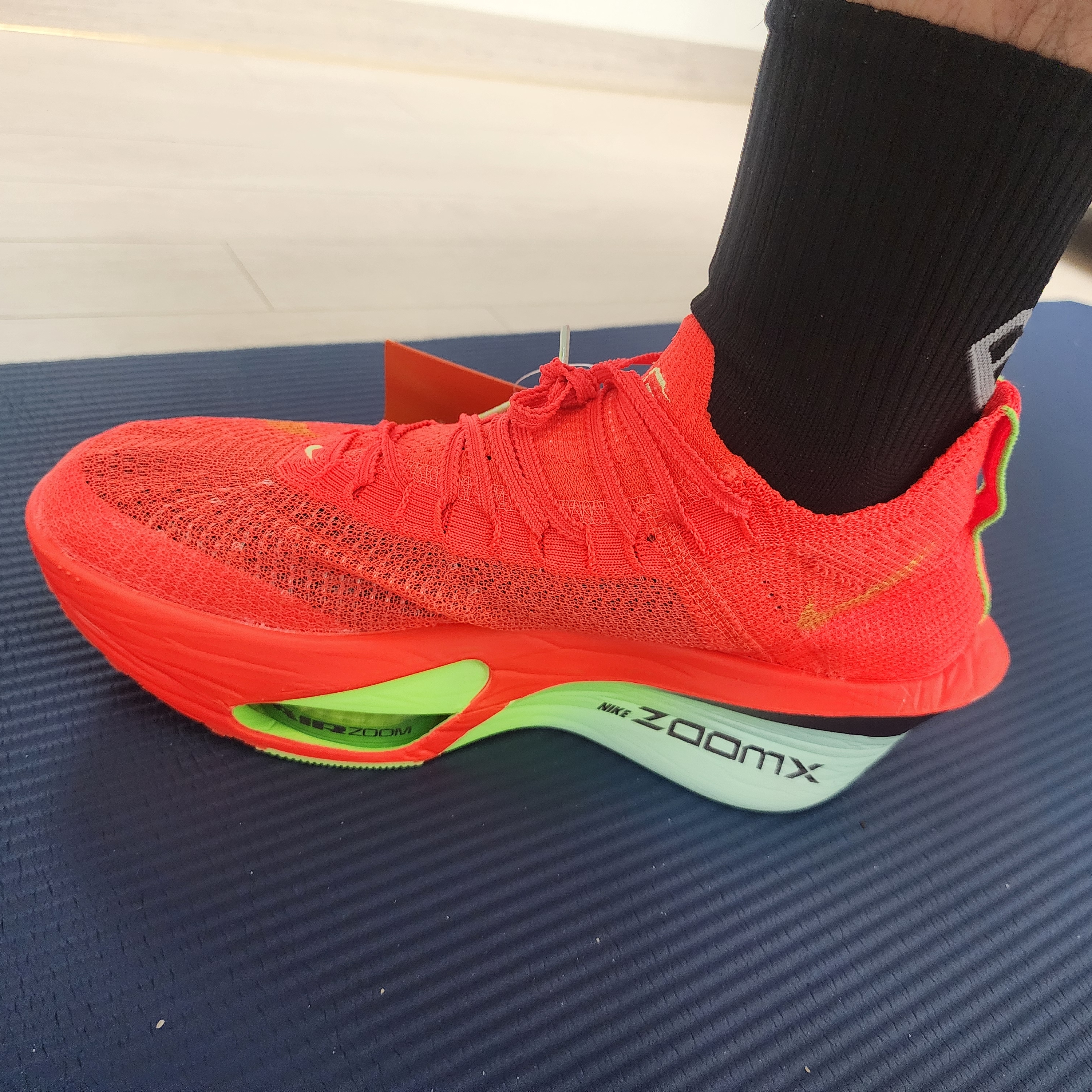 Nike Air Zoom Alphafly Next% 3 Bright Crimson Lime Blast 착용 스타일 - 2